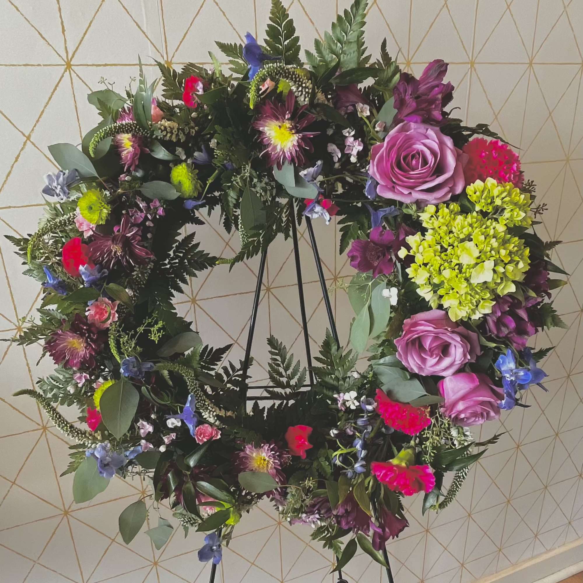 Our Wreath Shape Easle is fully customizable in colors and flowers. Wreath