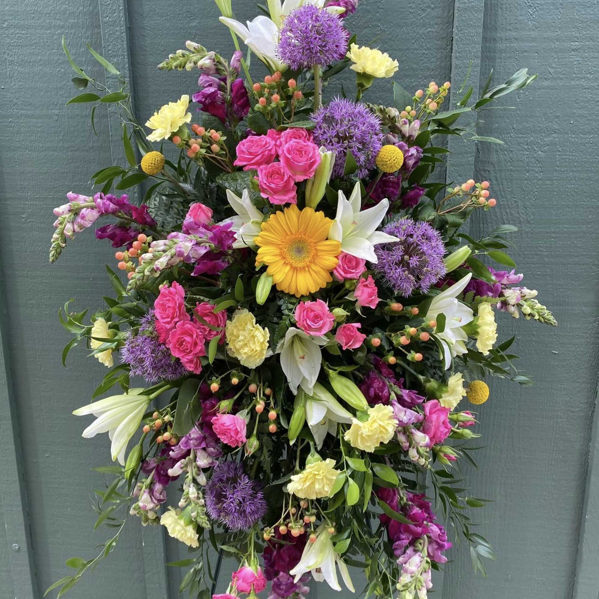 Our Easel Spray is fully customizable in colors and flowers. Easel Sprays