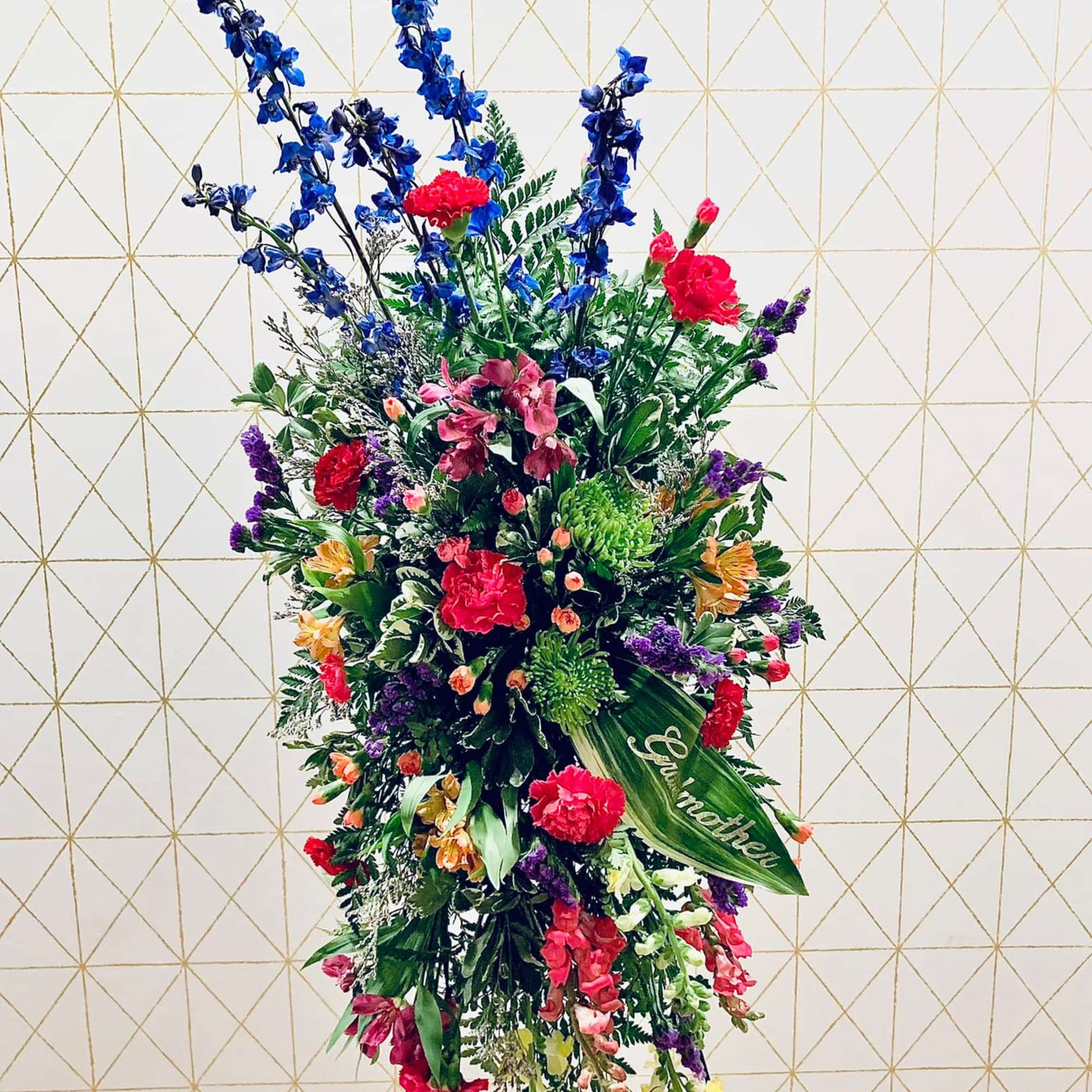 Our Easel Spray is fully customizable in colors and flowers. Easel Sprays