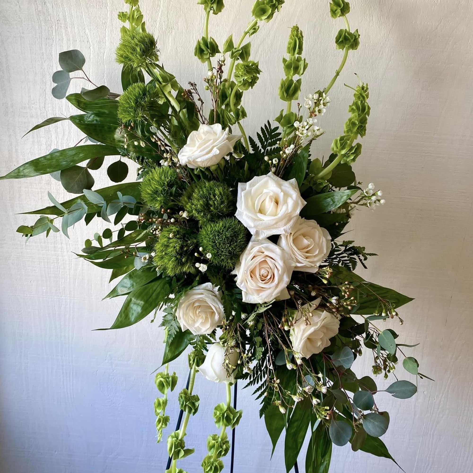 Our Easel Spray is fully customizable in colors and flowers. Easel Sprays