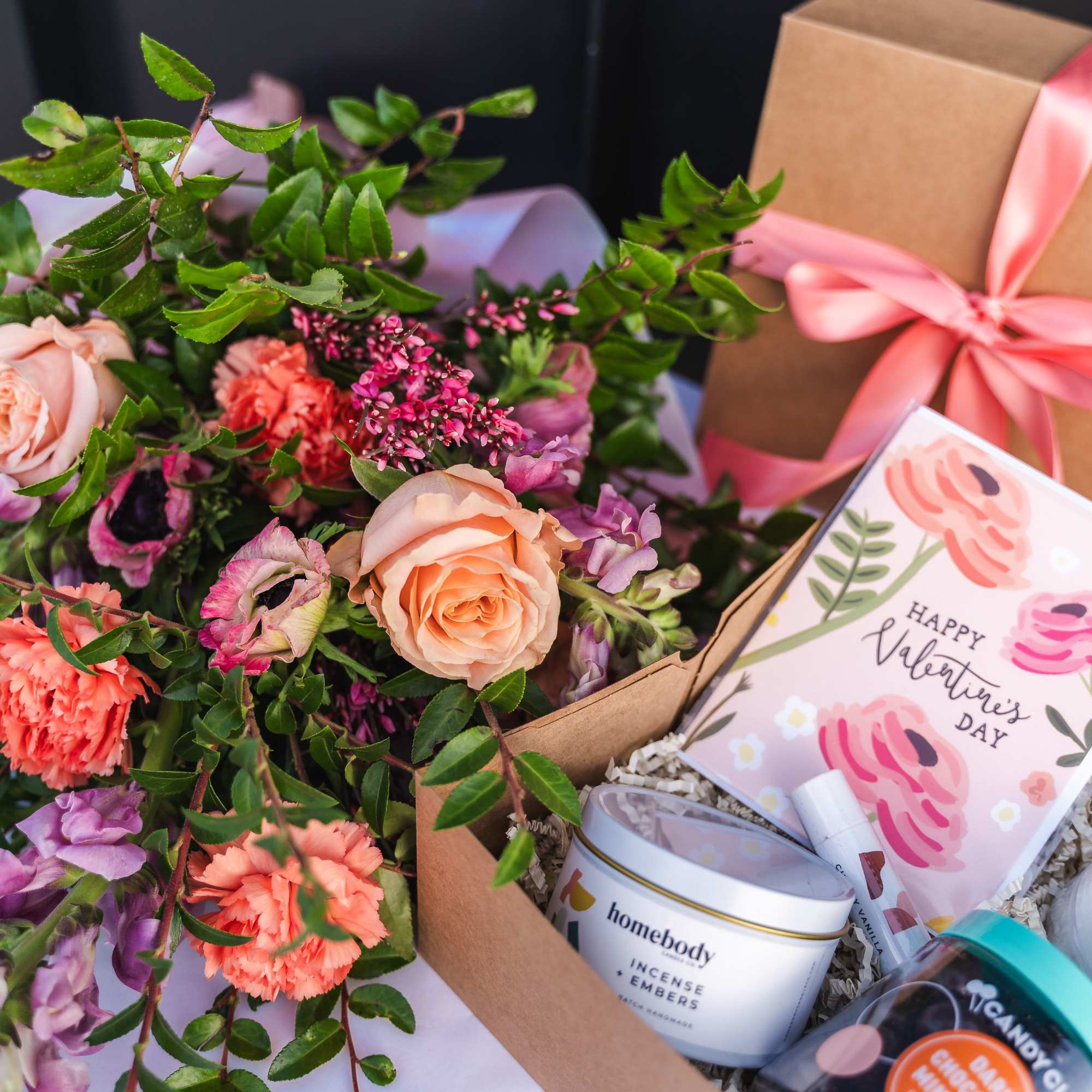 A gorgeous bouquet and gift box that make the perfect combo! Gift