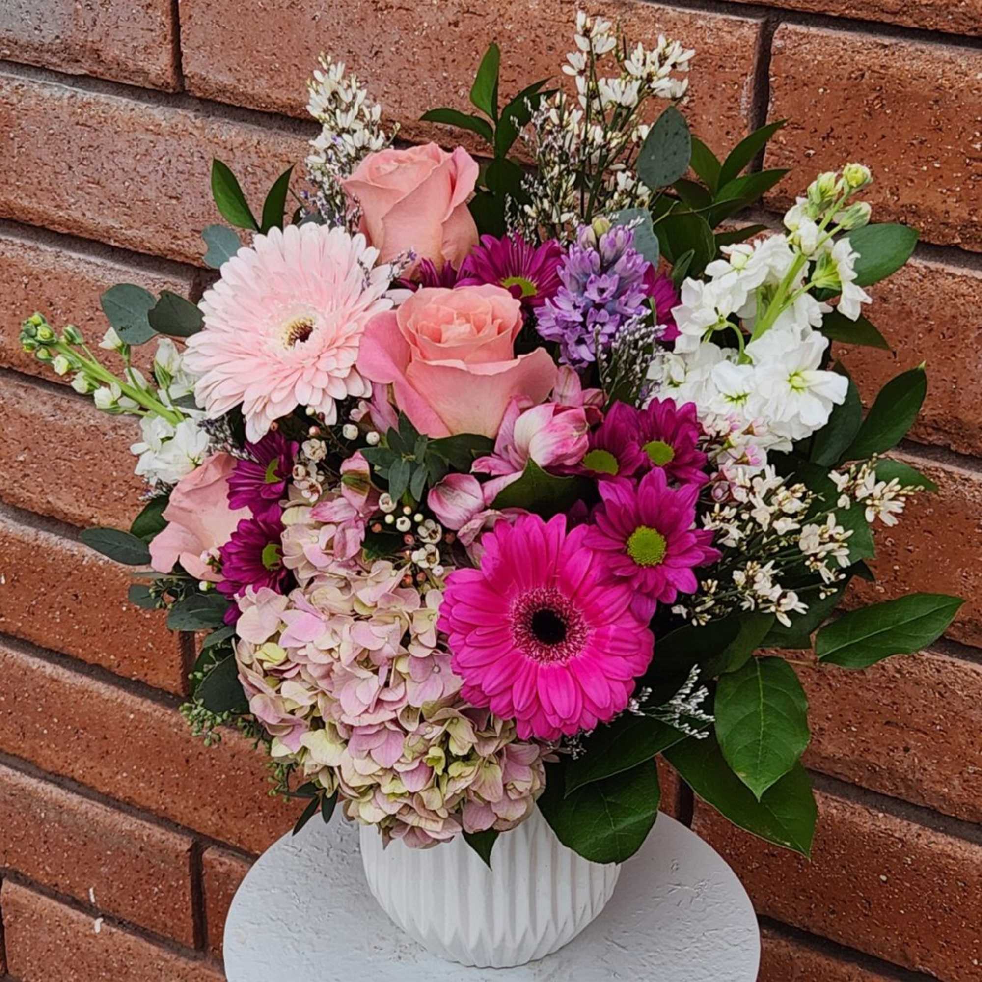 Blushing Garden Elegance &ndash; Mixed Floral Arrangement

Soft, romantic, and full of life