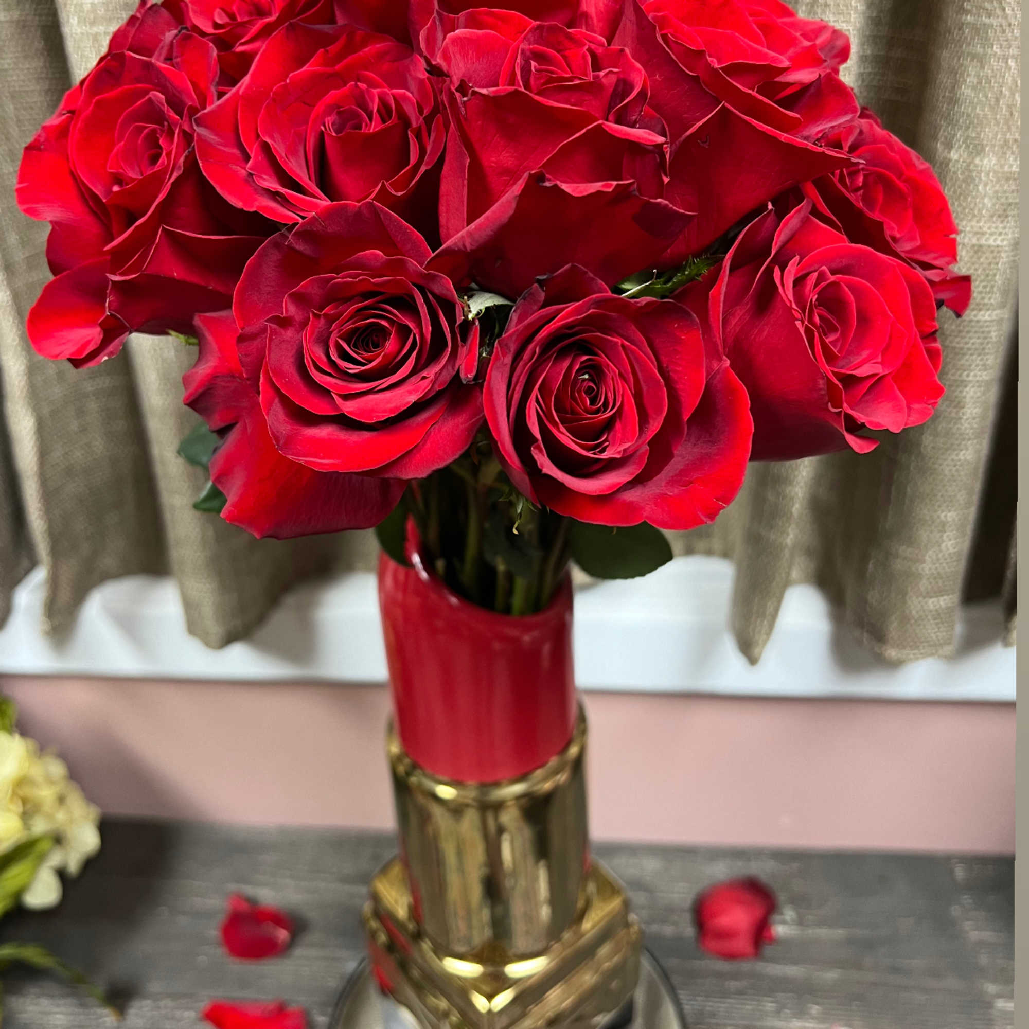 This Xl Lipstick 24 Red Rose Vase holds 24 Red Freedom Roses.