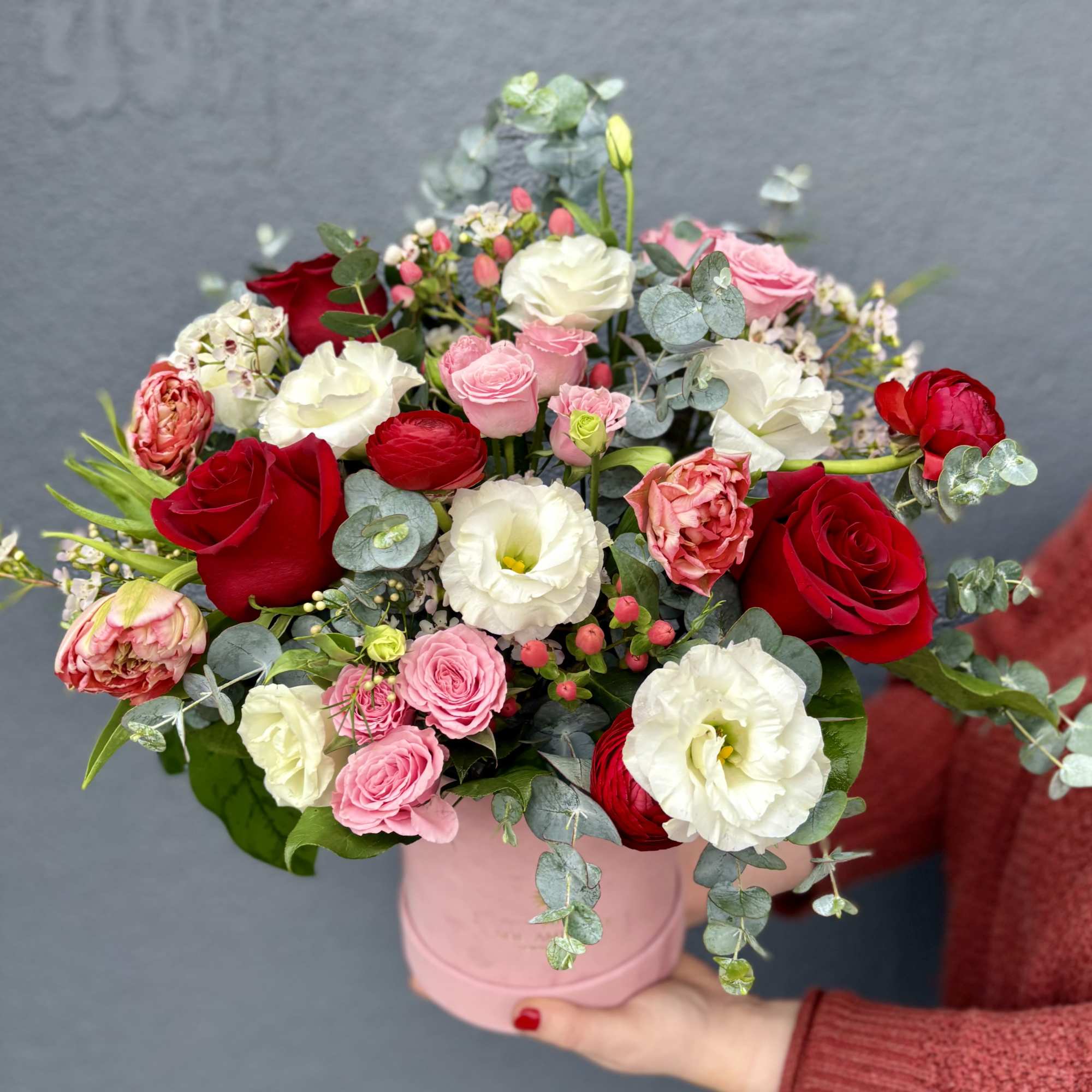 Pink and red rose bouquet in a pink hatbox