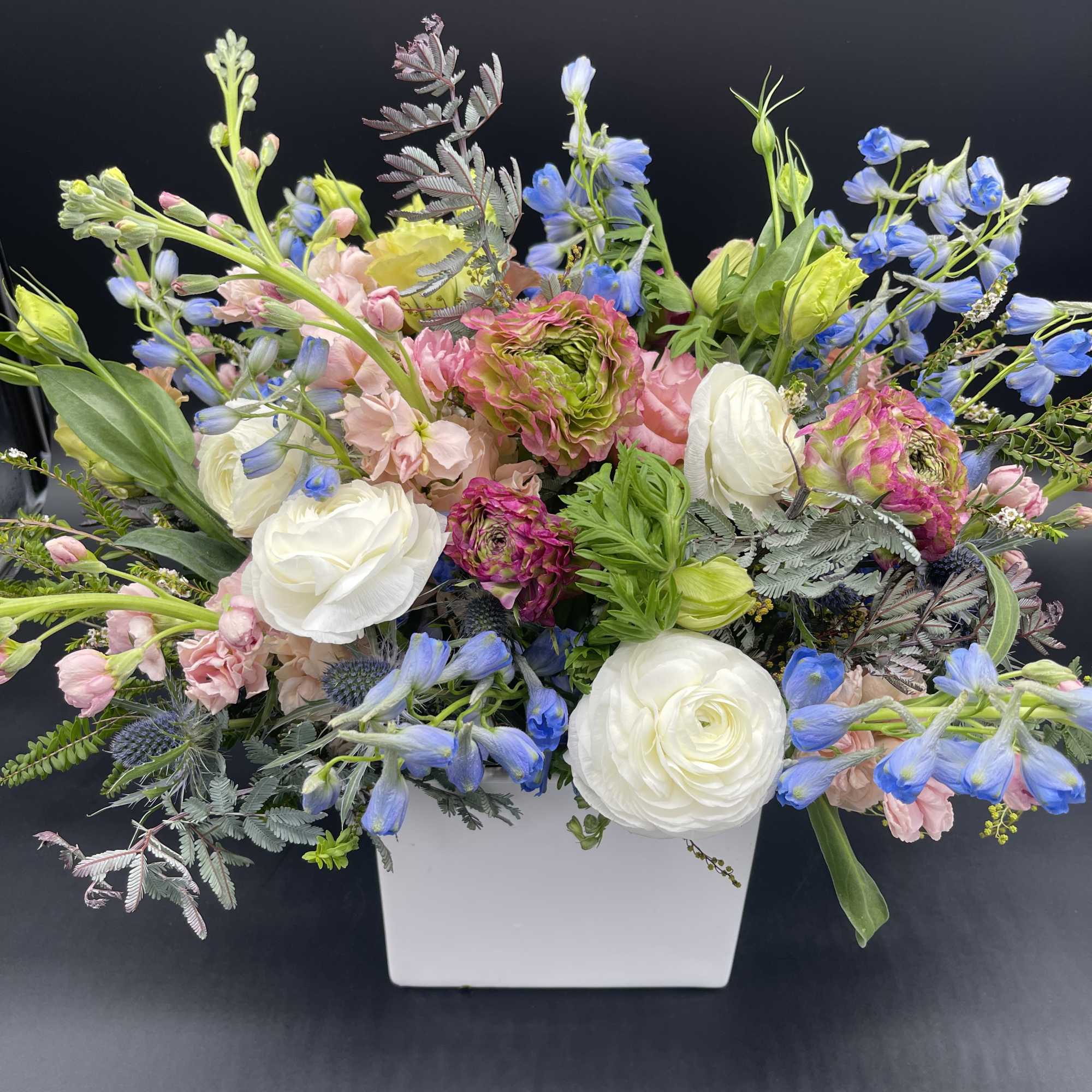 We will design with the flowers of the day~ this designers style
