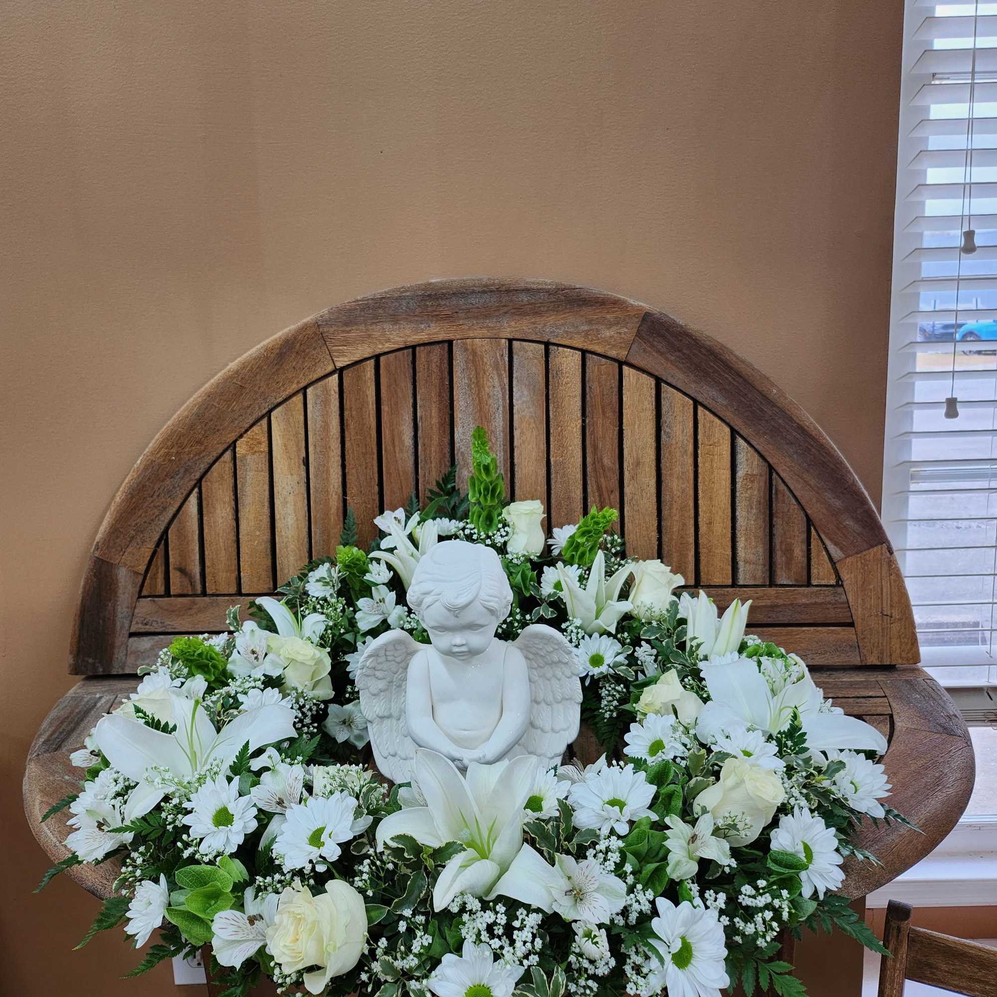 22" Wreath with white and green flowers
