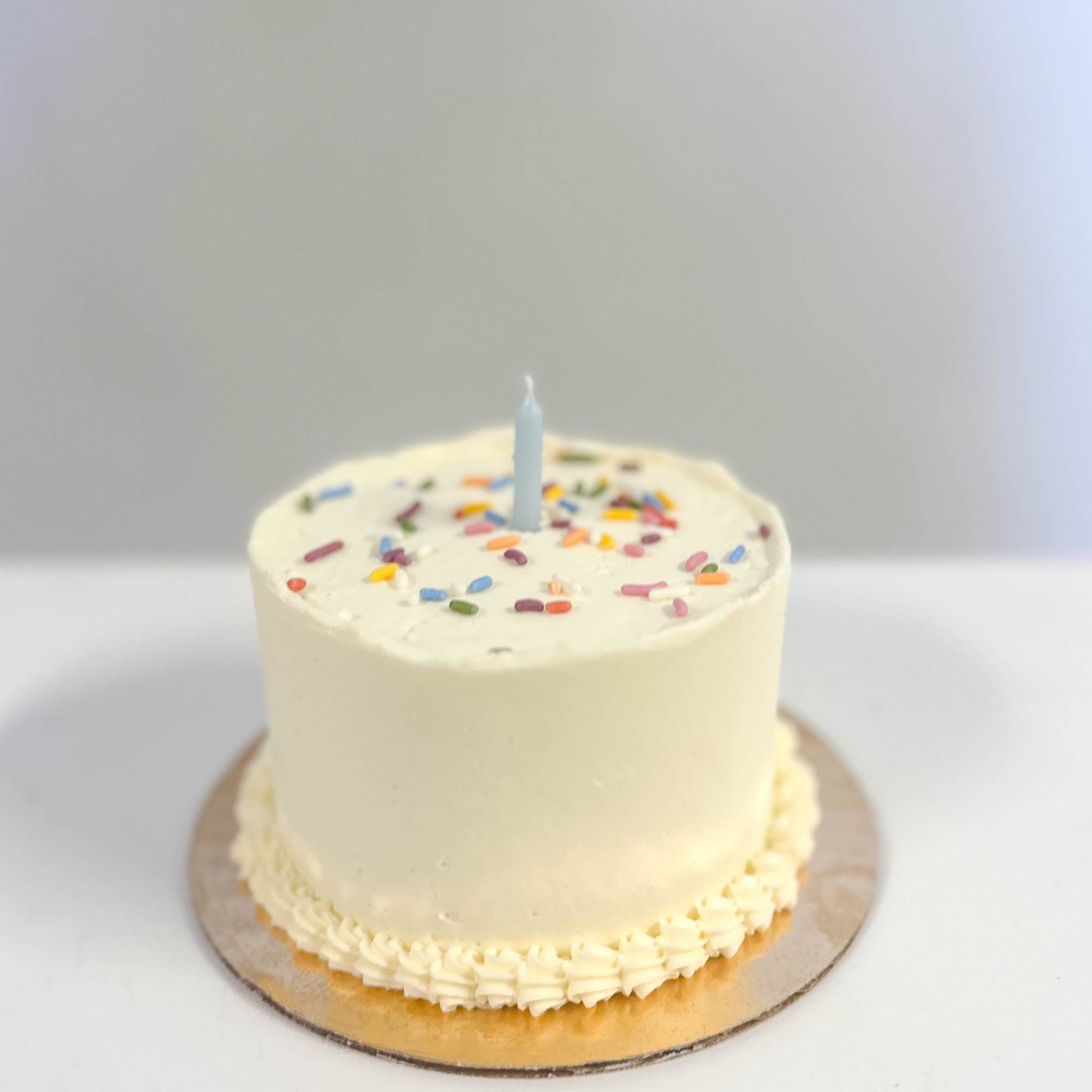 This bundle comes with a vase of bright + fresh blooms WITH