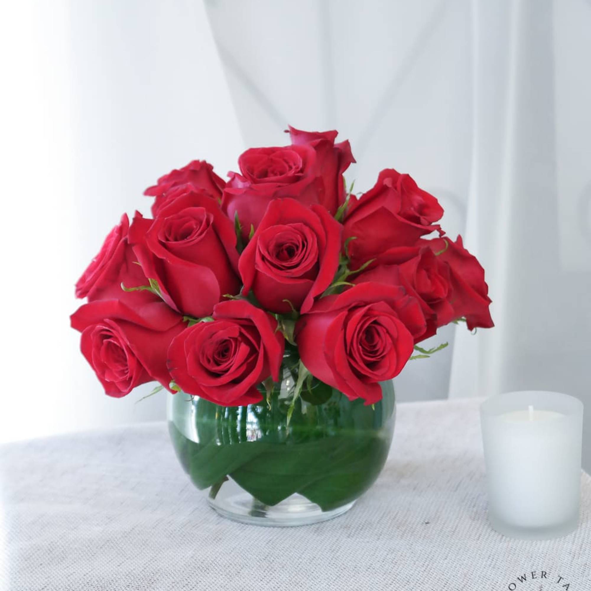 Classic rose bowl. 

Standard size:
Approx. 12 blooms

Deluxe size:
Approx. 18 blooms

Premium size:
Approx. 24