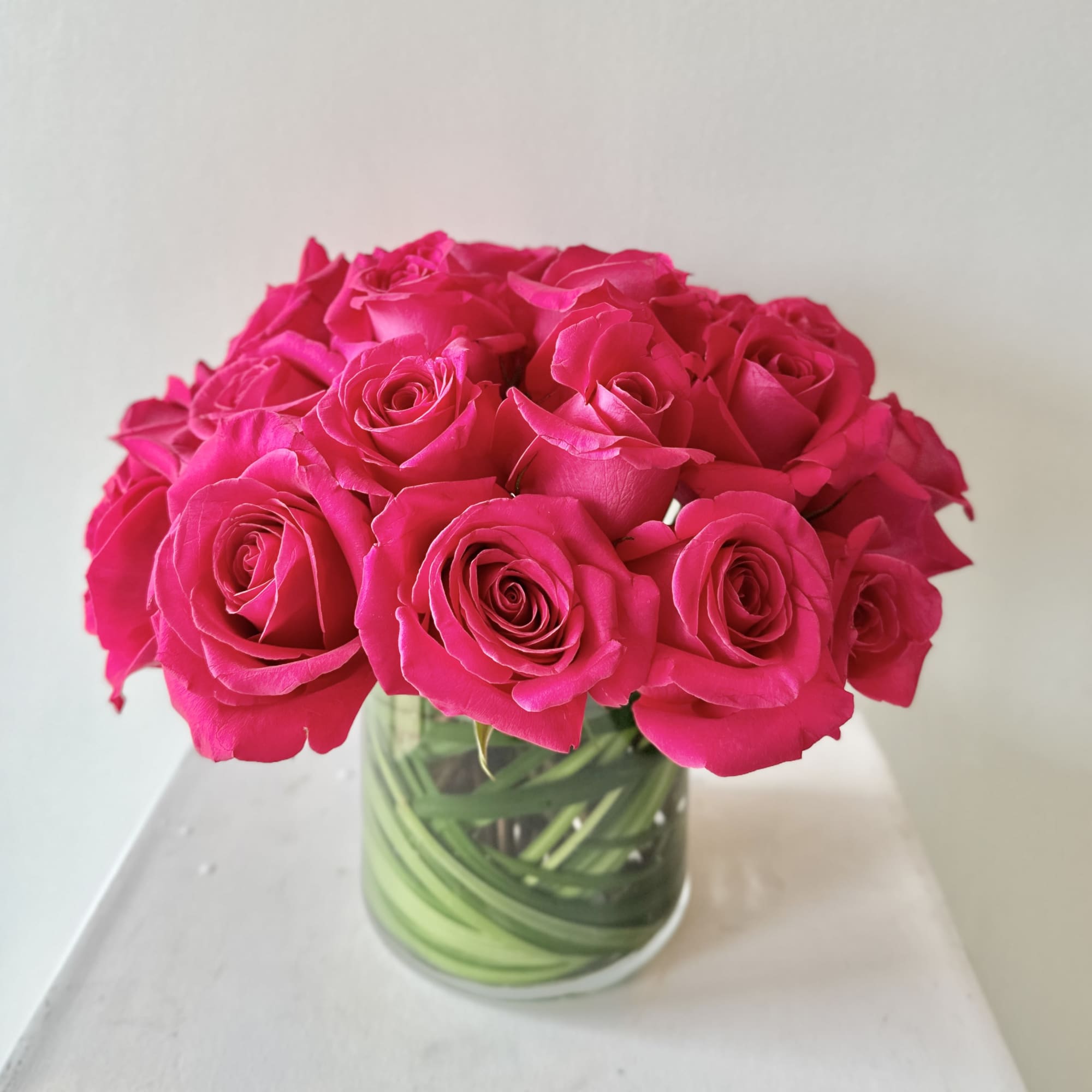 Classic rose bowl. 

Standard size:
Approx. 12 blooms

Deluxe size:
Approx. 18 blooms

Premium size:
Approx. 24