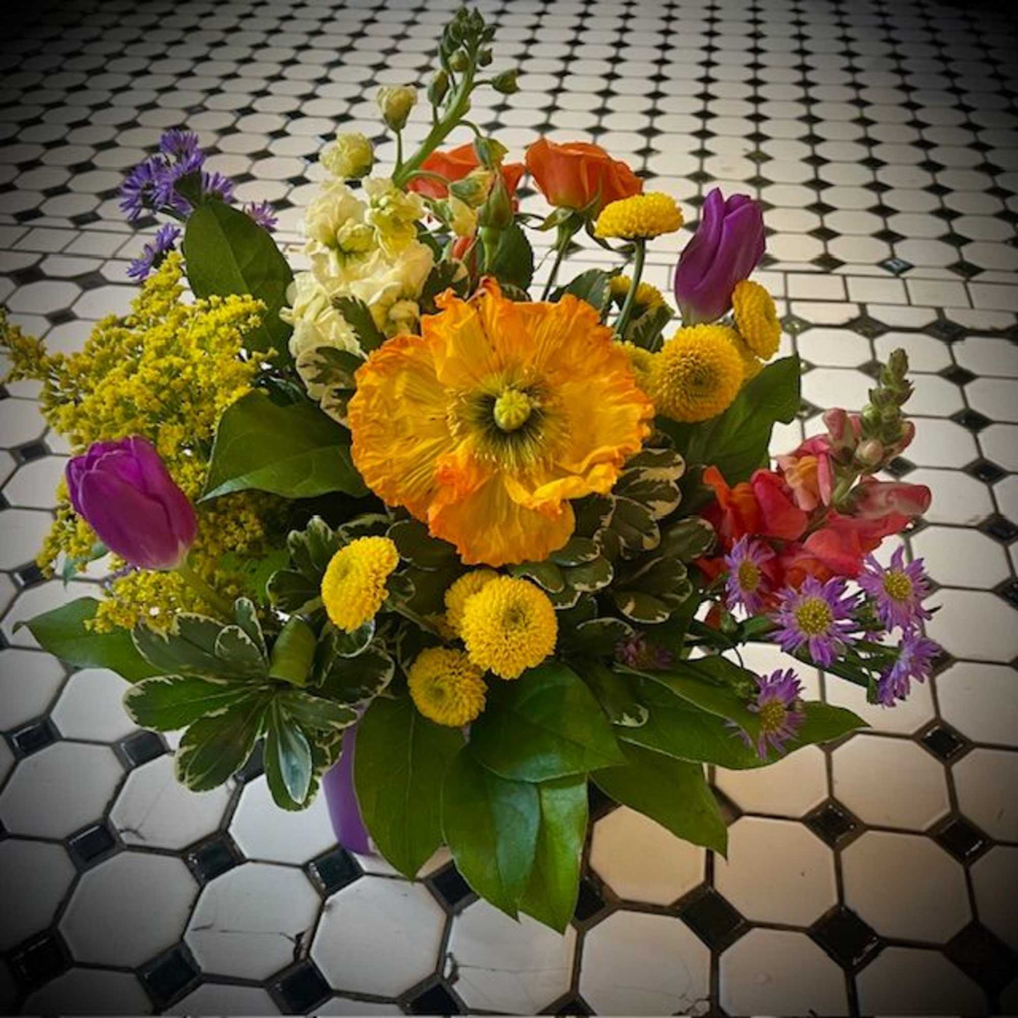 This bright and stunning bouquet makes the perfect gift, and fits perfectly