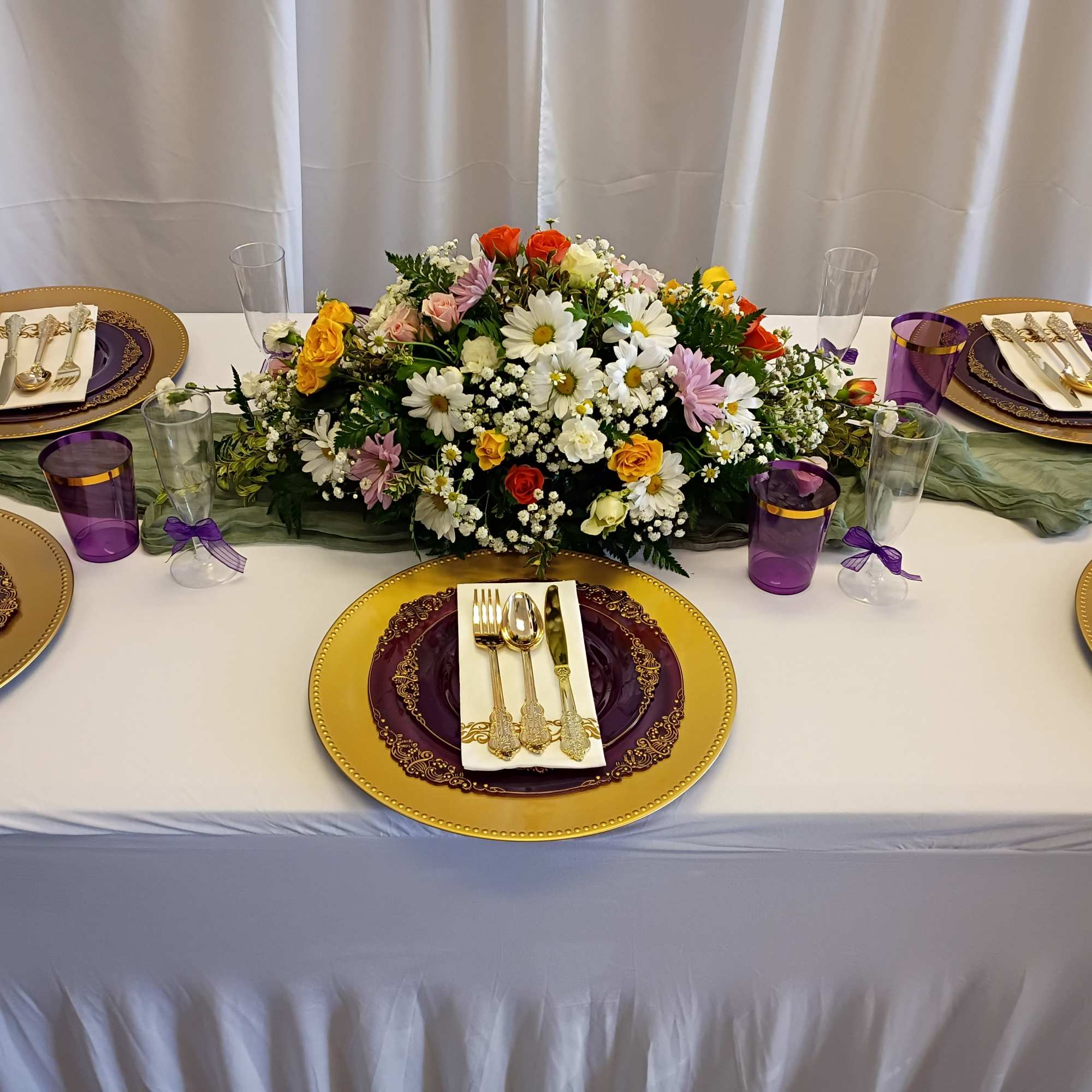 Elevate your dinner table with our stunning Shamrock Flowers long and low