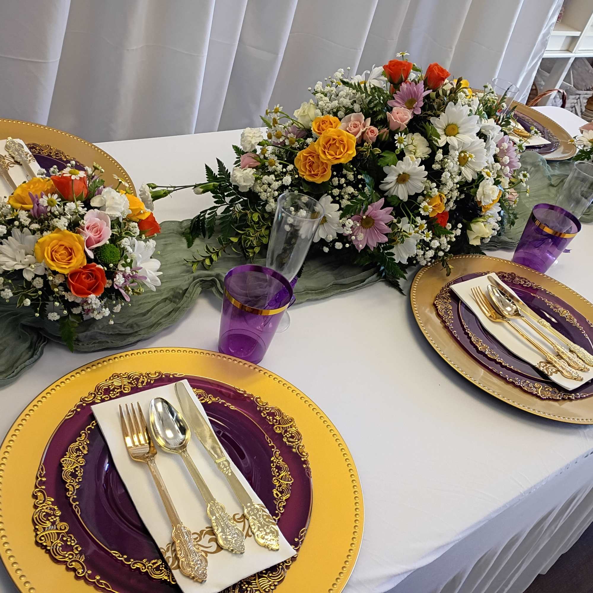 Elevate your dinner table with our stunning Shamrock Flowers long and low