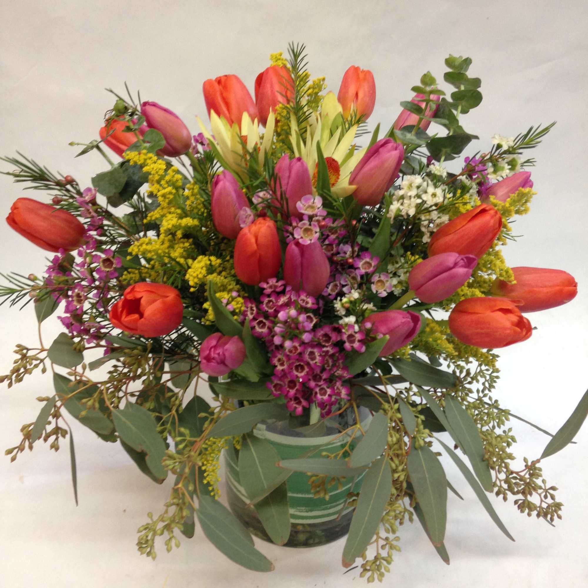 This arrangement comes complete with 20 fresh tulips, accompanied by a mixture