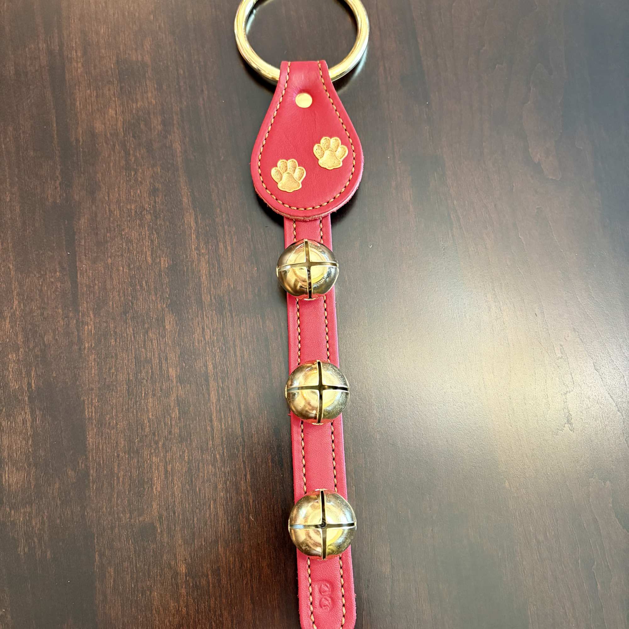 &bull; Handcrafted Leather Top Doorknob Hanger
&bull; Features brass paw print design &amp;