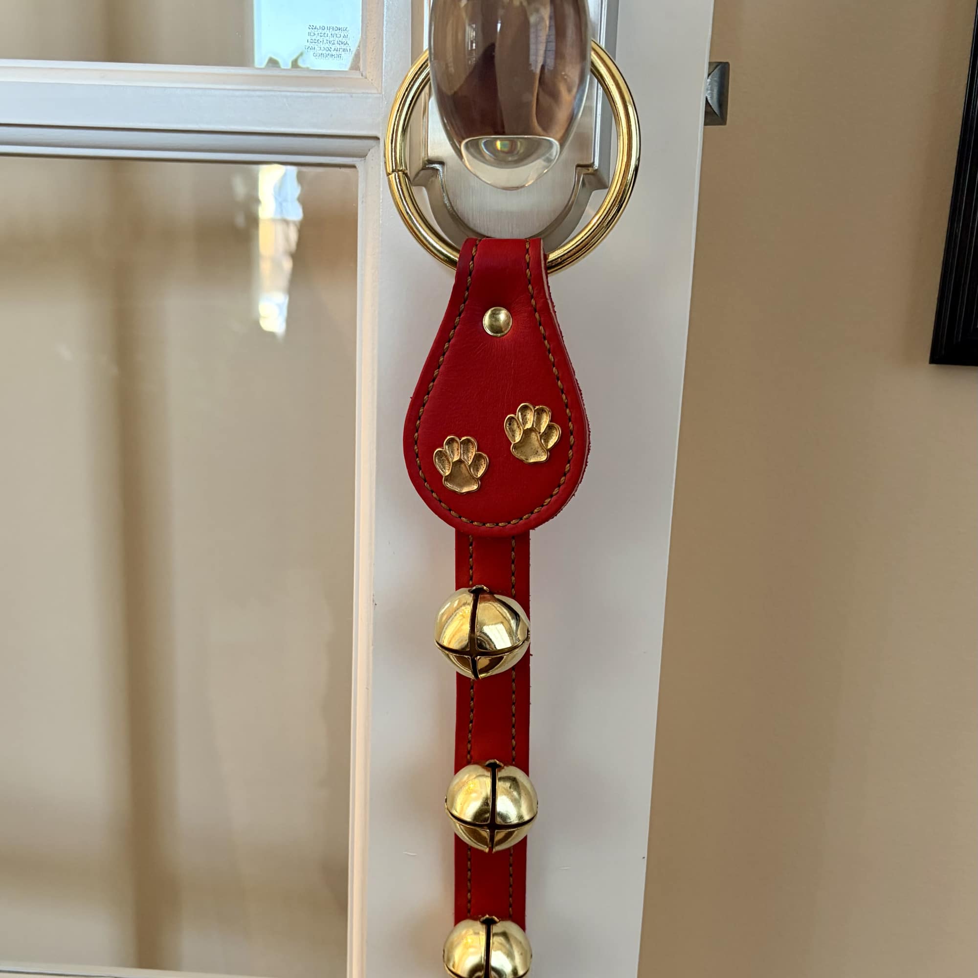 &bull; Handcrafted Leather Top Doorknob Hanger
&bull; Features brass paw print design &amp;
