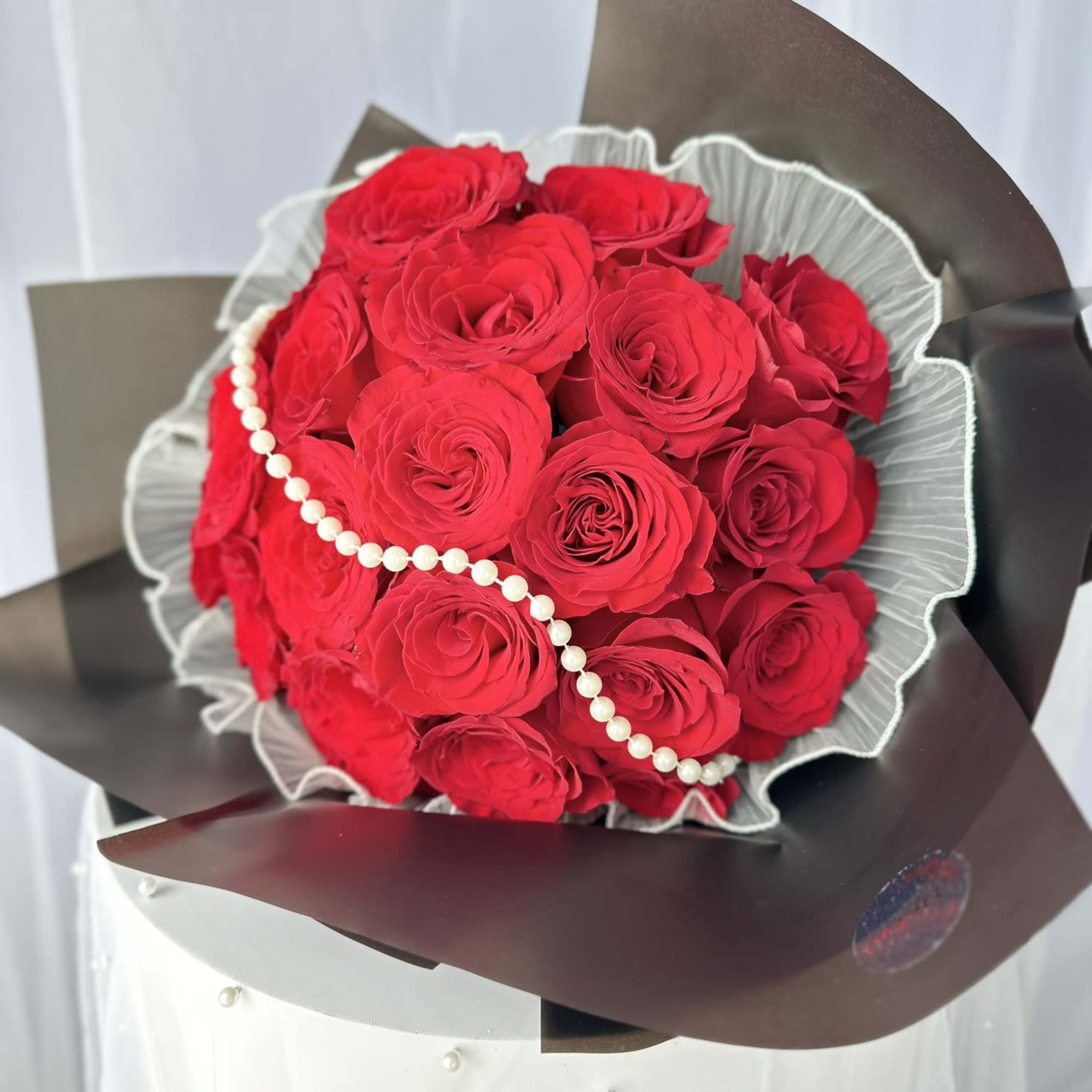 At the heart of this stunning bouquet lies a delicate chain of