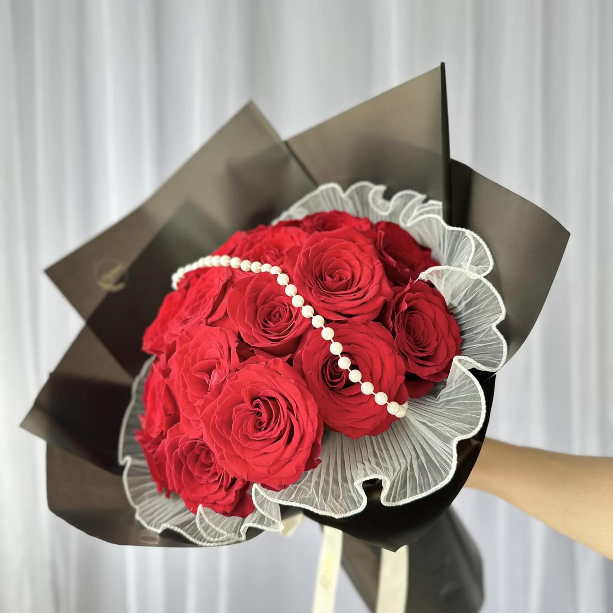 At the heart of this stunning bouquet lies a delicate chain of