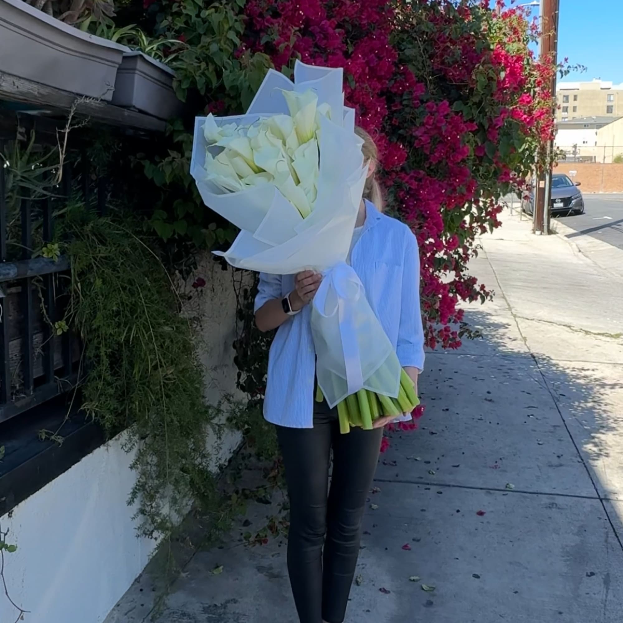 Luxury flower delivery in Los Angeles by a Hollywood florist. This elegant