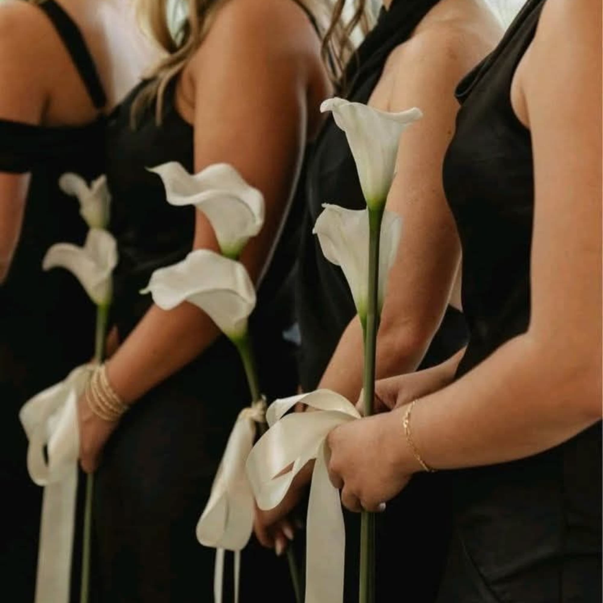 STANDARD: Silk Faux Flowers $40
DELUXE: Fresh Flowers $45
A line of graceful white