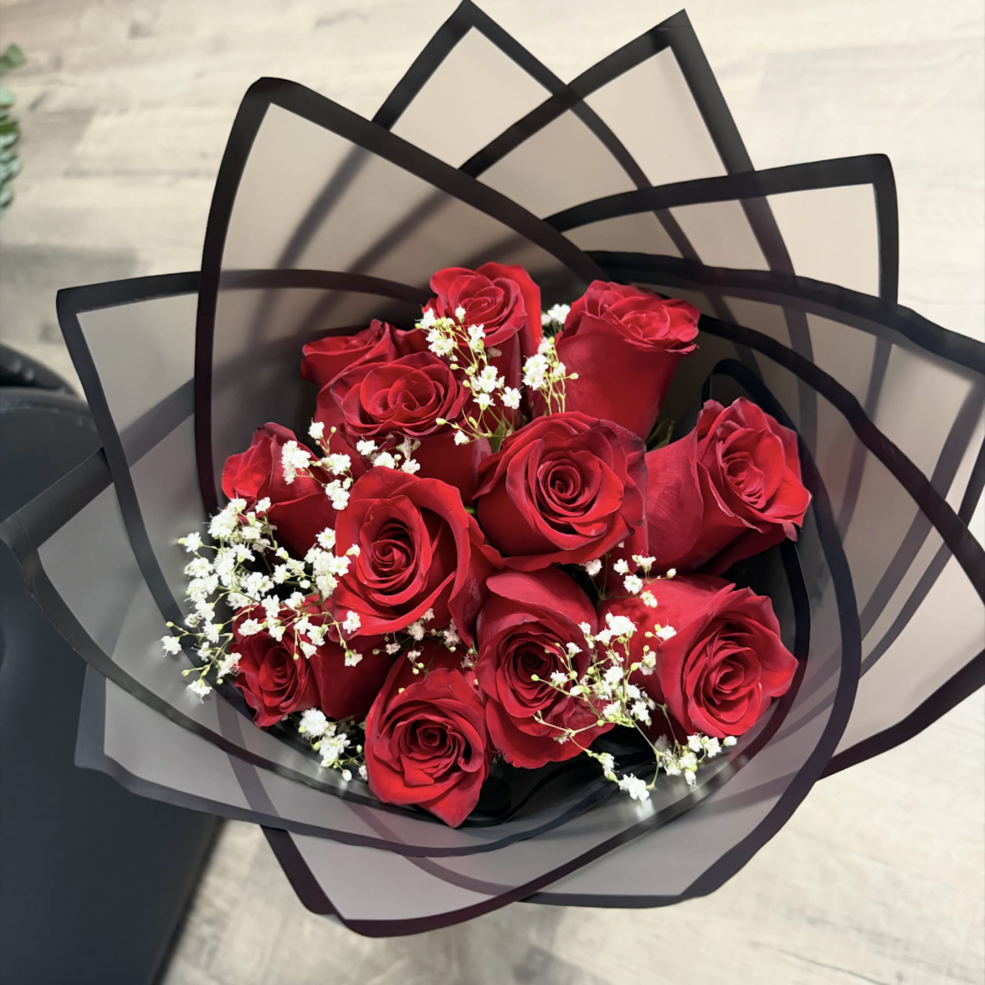 Ramo clasico y elegante compuestos por hermosas rosas rojas frescas, acompa&ntilde;adas de