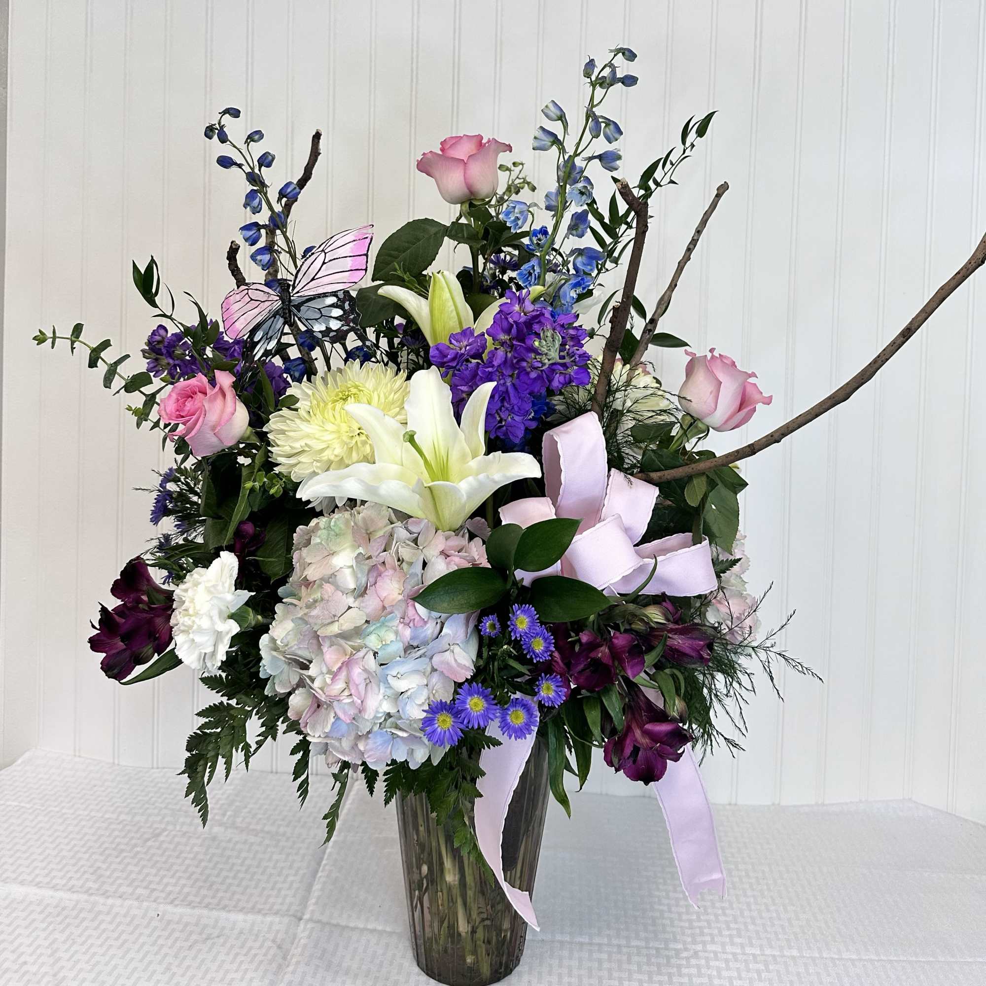 The Sara is a timeless masterpiece for Mother's Day. The gorgeous arrangement