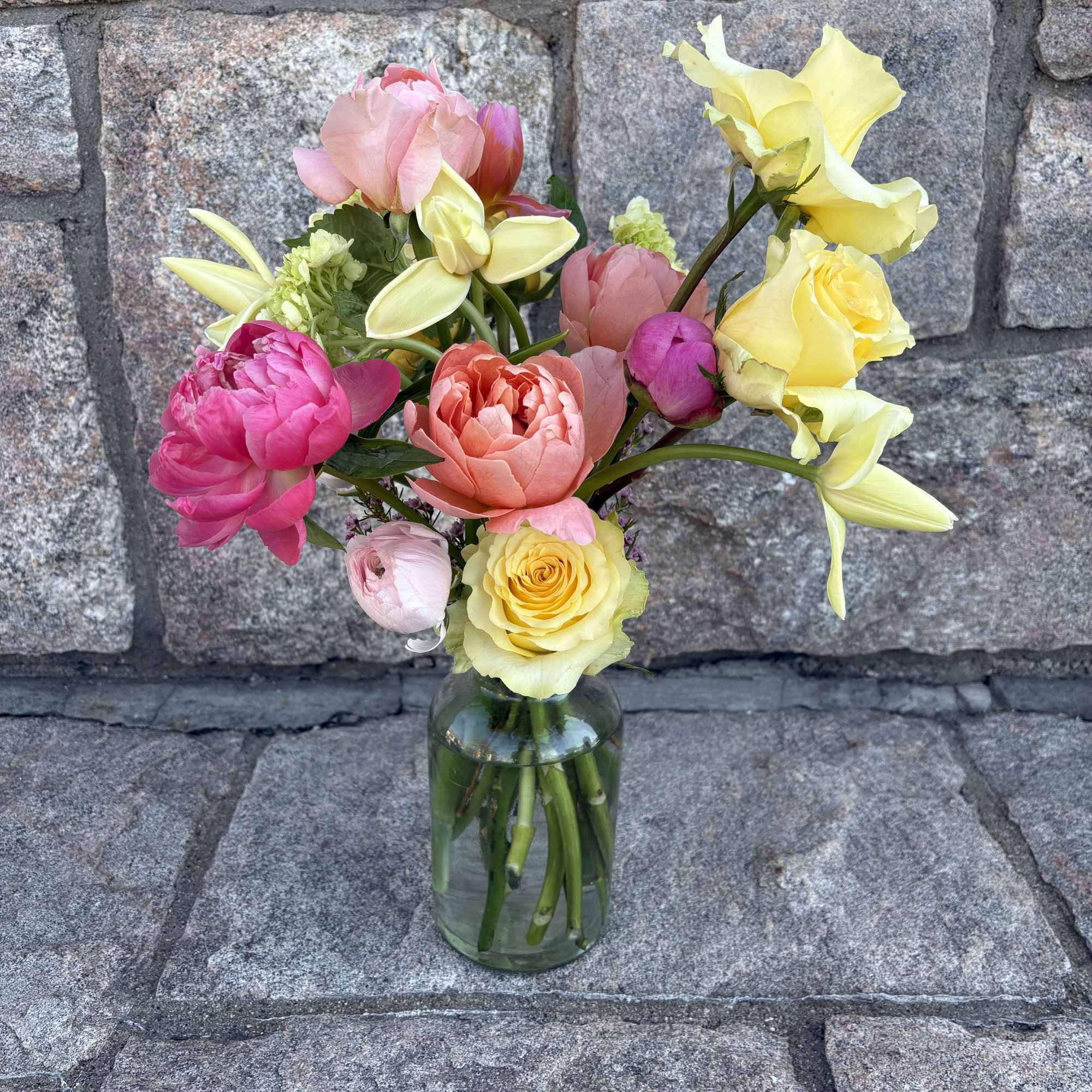 A fresh, sunlit mix that feels like the warm days ahead! 