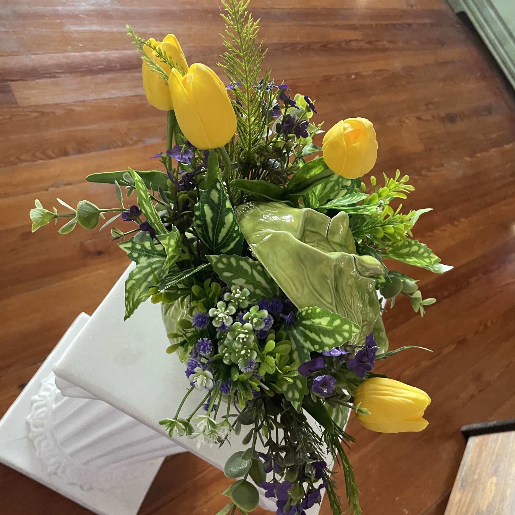 Designed in a ceramic cabbage . A silk swag made of white