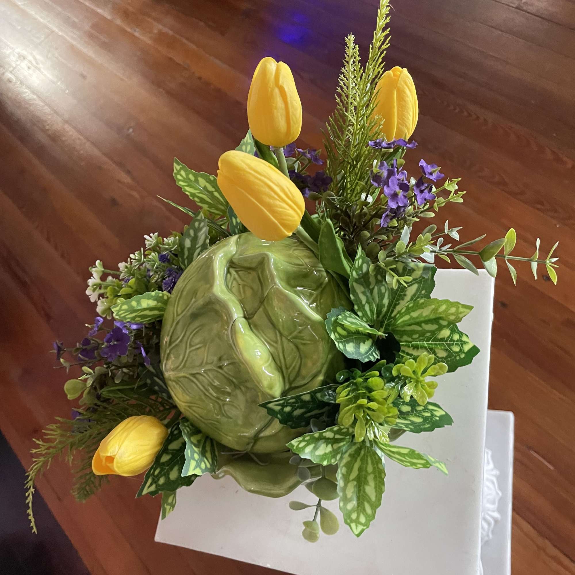 Designed in a ceramic cabbage . A silk swag made of white