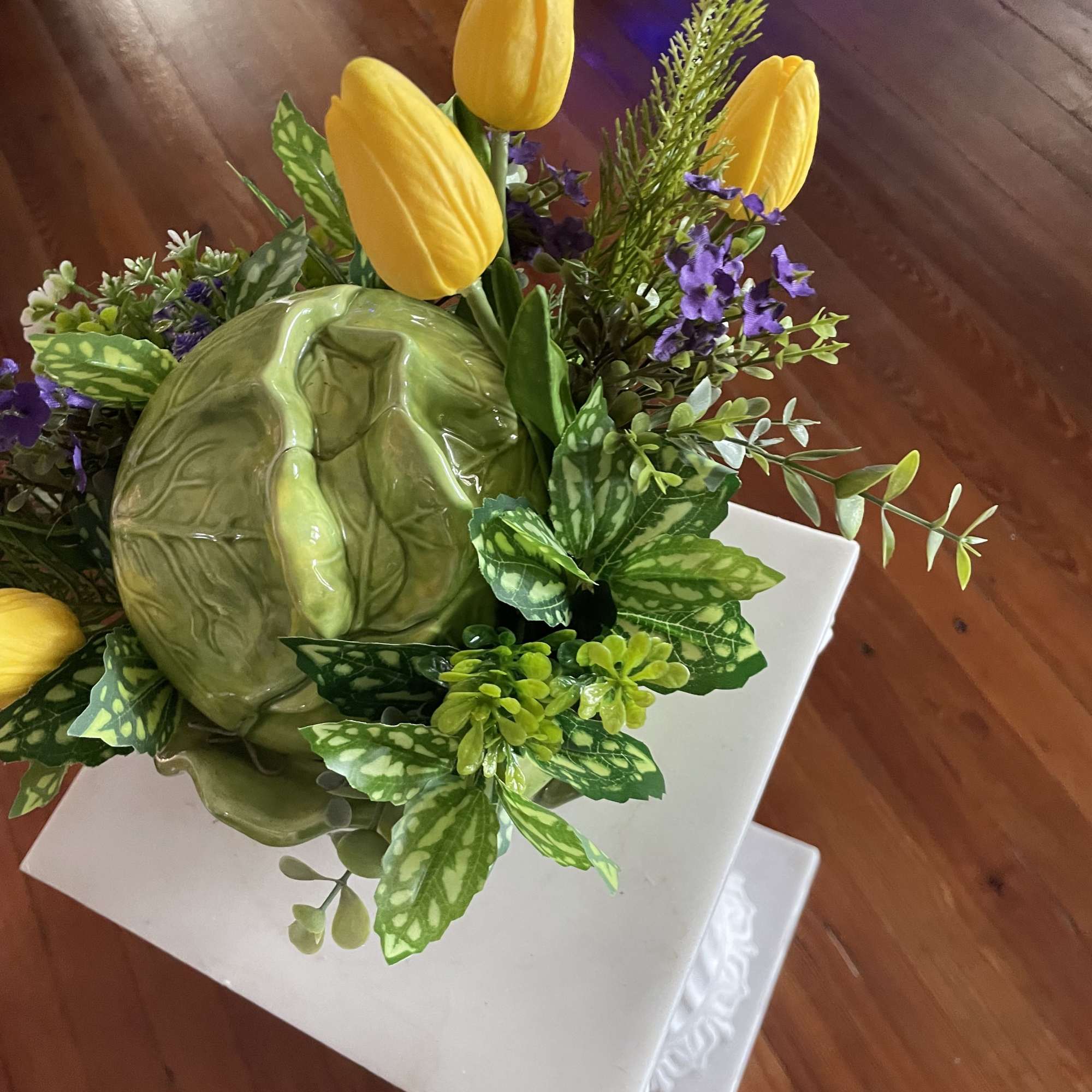 Designed in a ceramic cabbage . A silk swag made of white