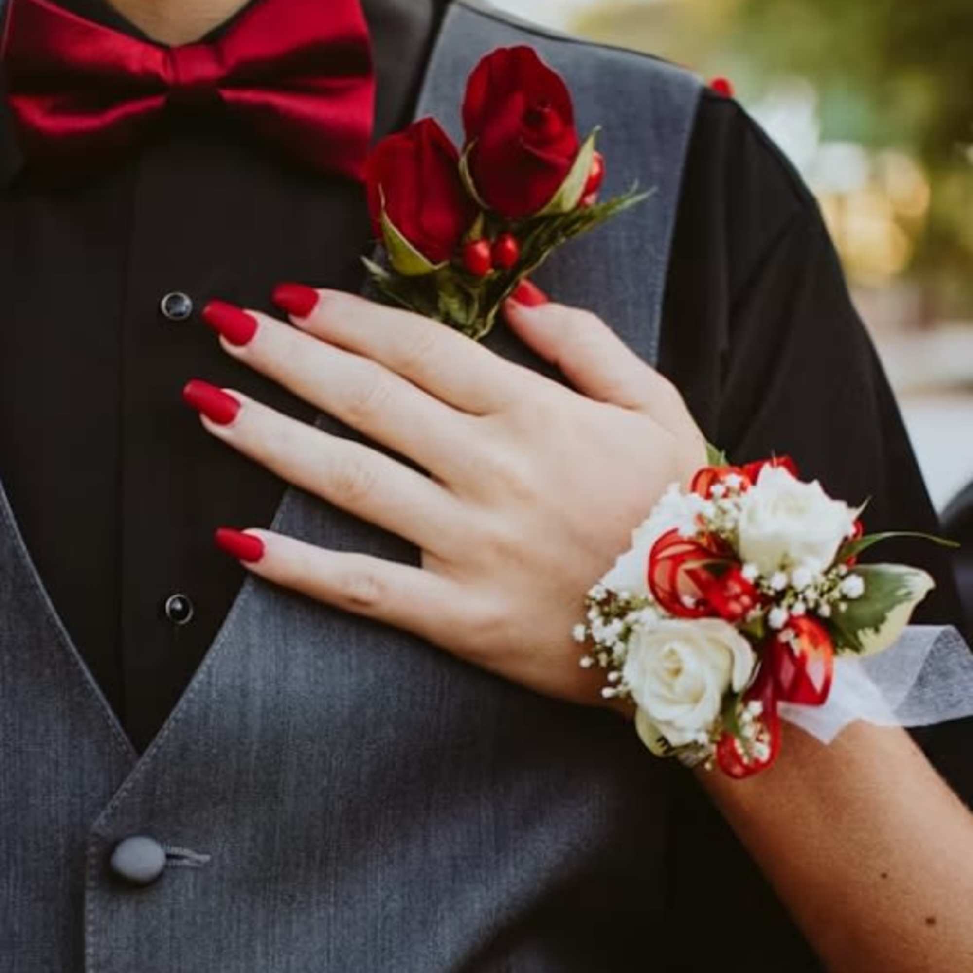 This Prom Combo allows you to customize your flower options 
Standard -