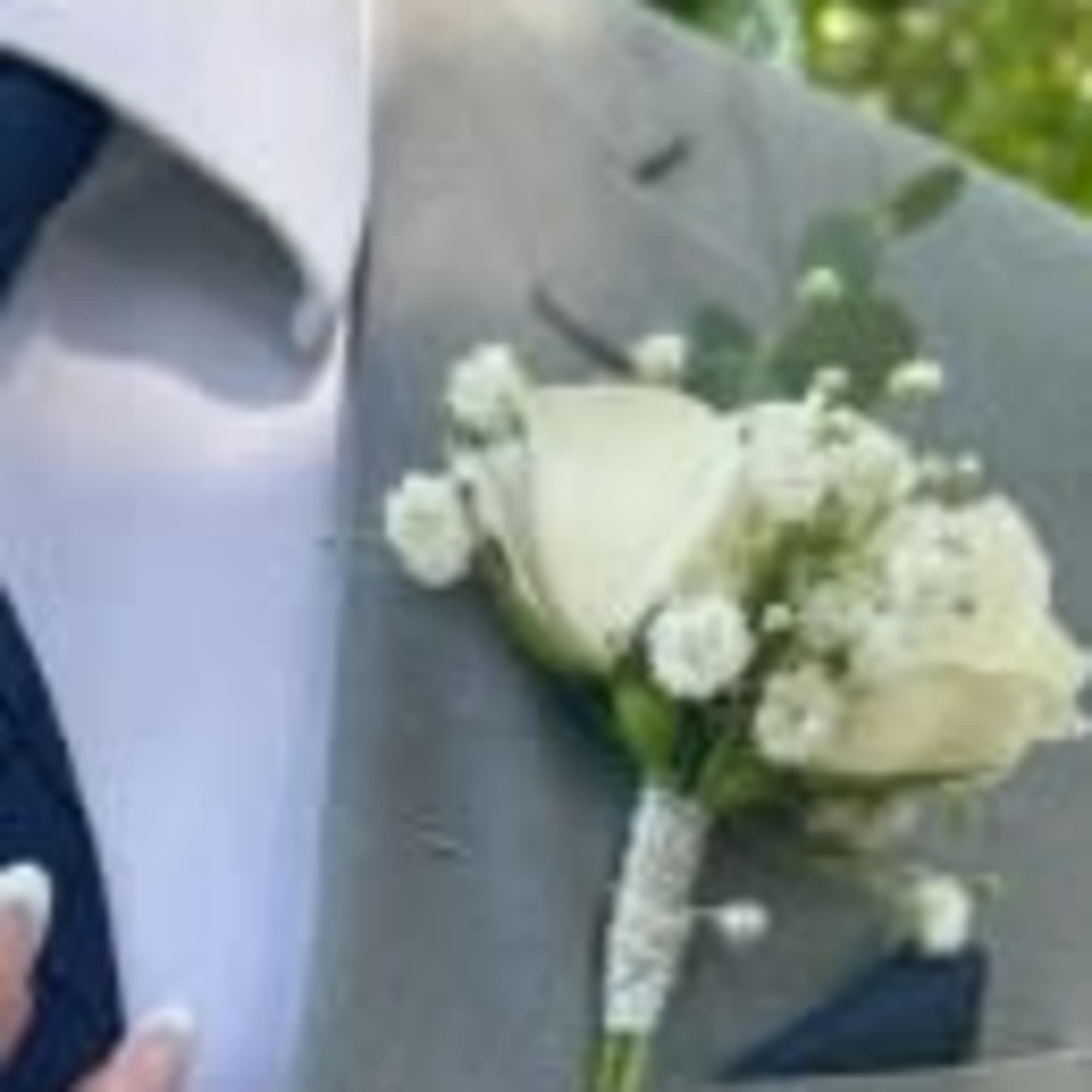 This Prom Combo allows you to customize your flower options
Standard - Boutonniere