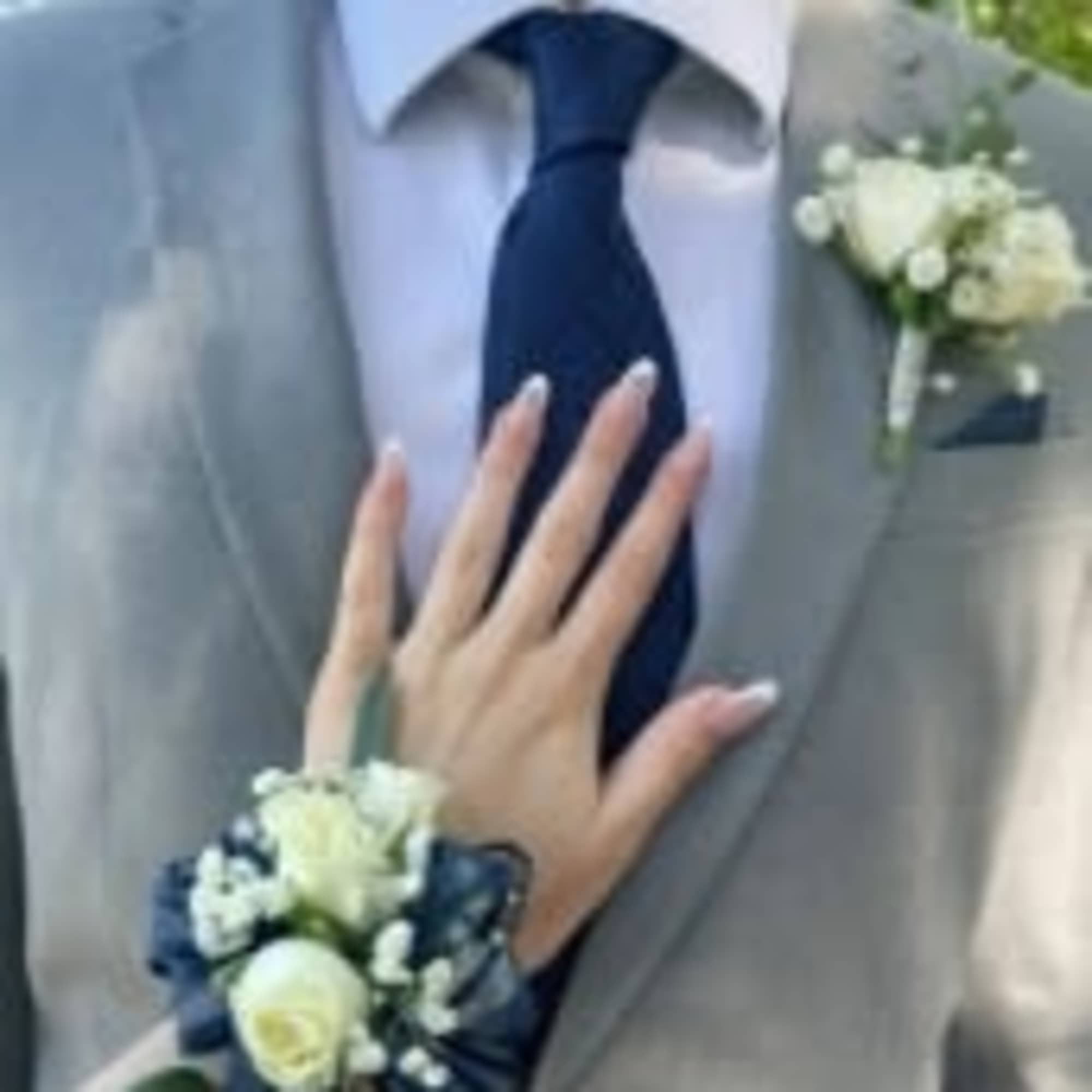 This Prom Combo allows you to customize your flower options
Standard - Boutonniere