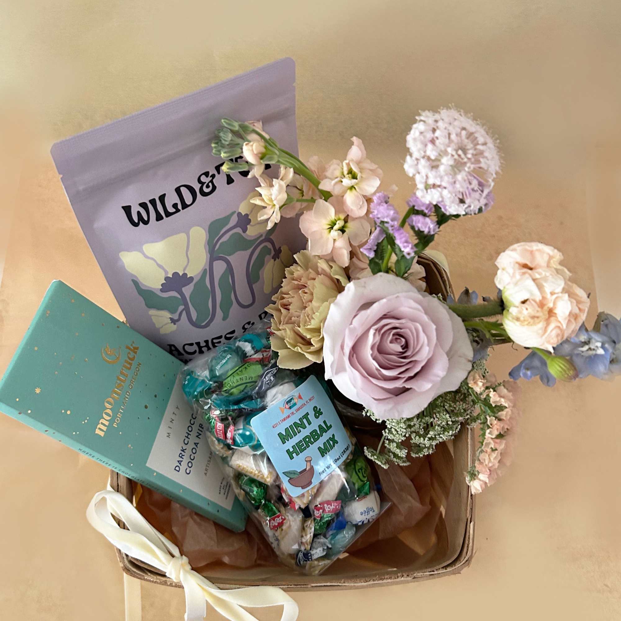 Such a pretty basket in the colors of lavender and light turquoise