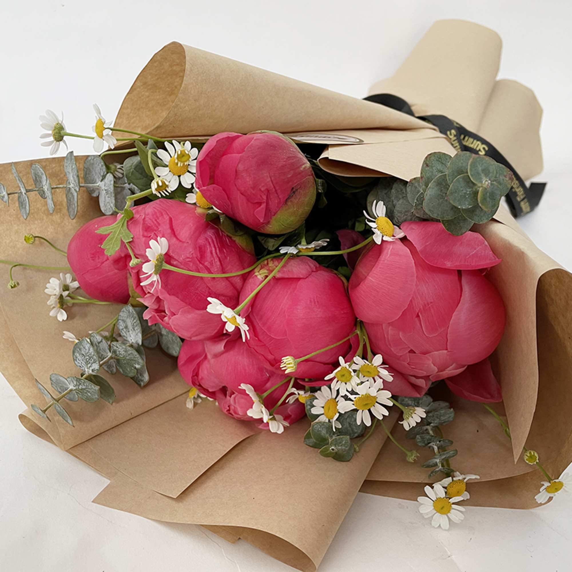  The standard size includes half dozen peonies. The deluxe size includes