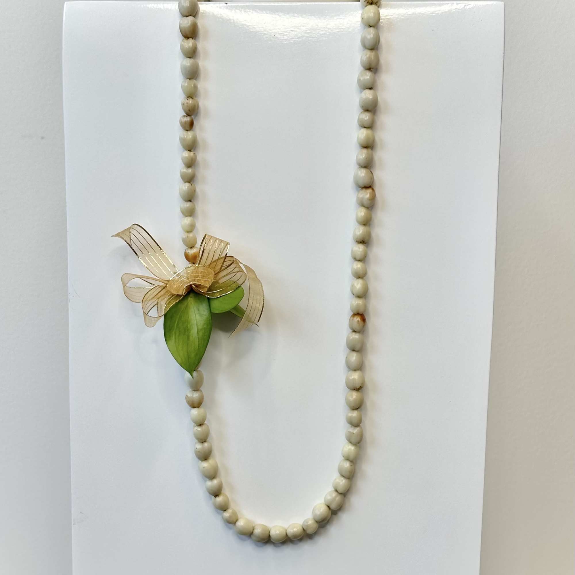 Celebrate tradition and timeless island beauty with the Single Berry Lei, a