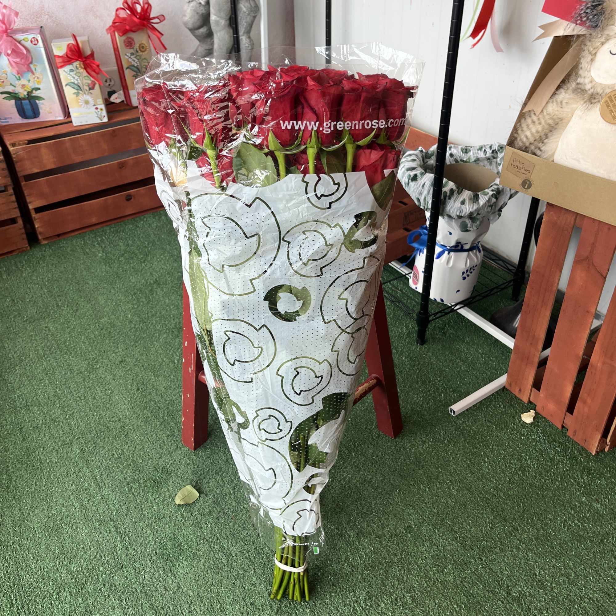 25 long stemmed roses in the color freedom