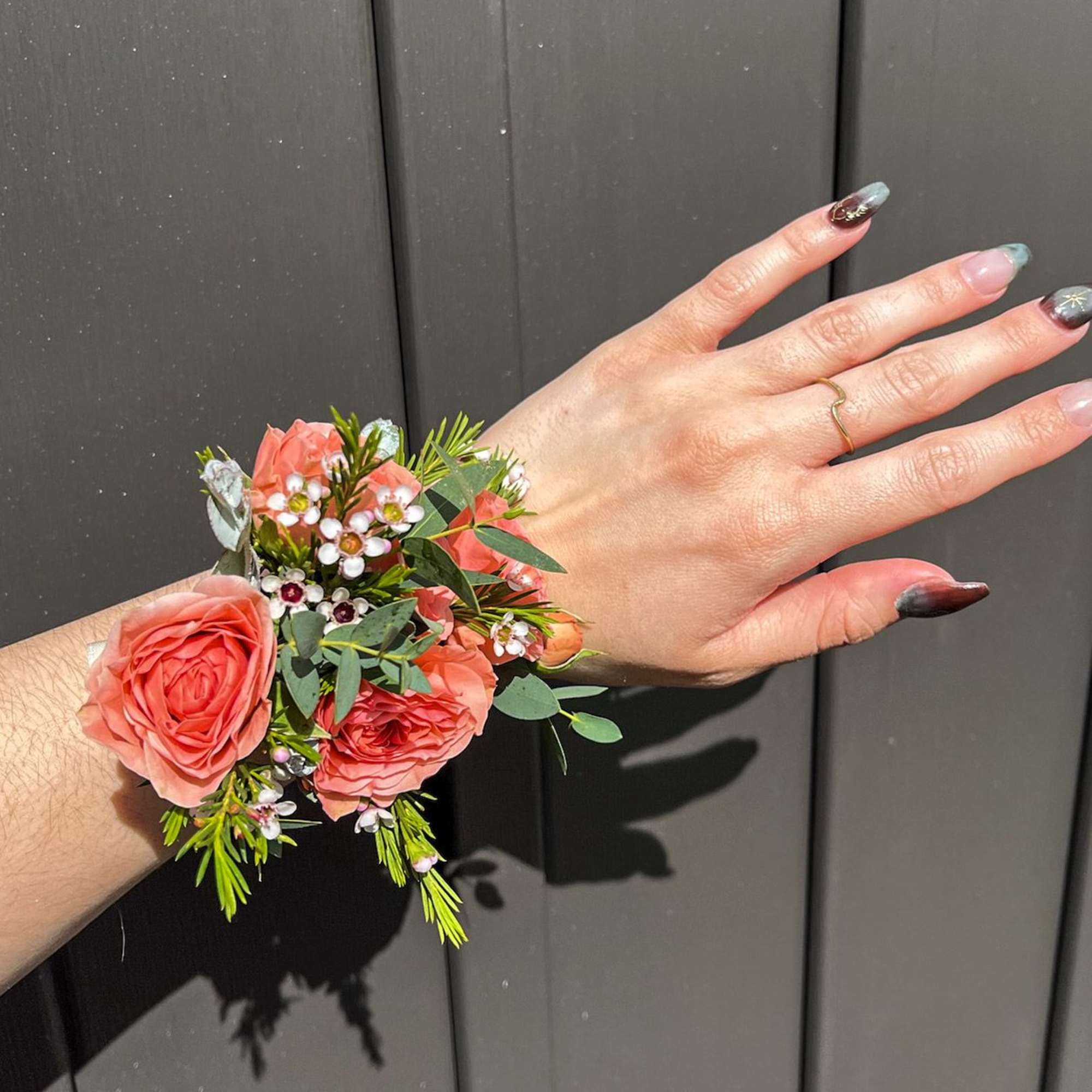 Wrist corsage on elastic band. Please specify preferred focal color and/or accent