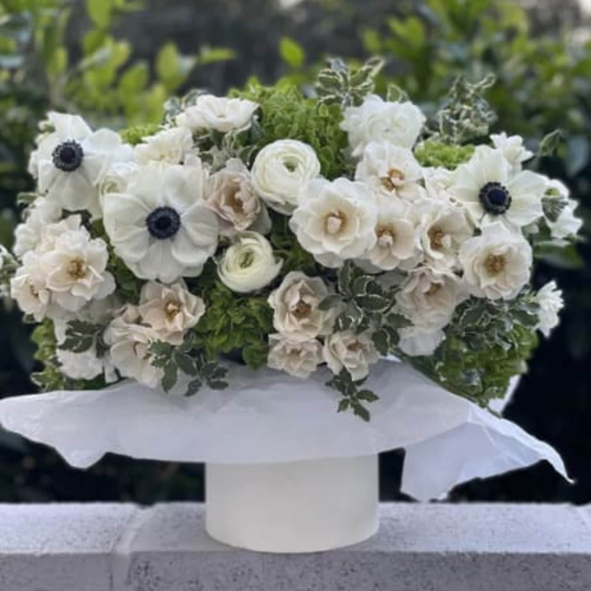 Box N.3 Green hydrangea with garden roses and amazing anemones
