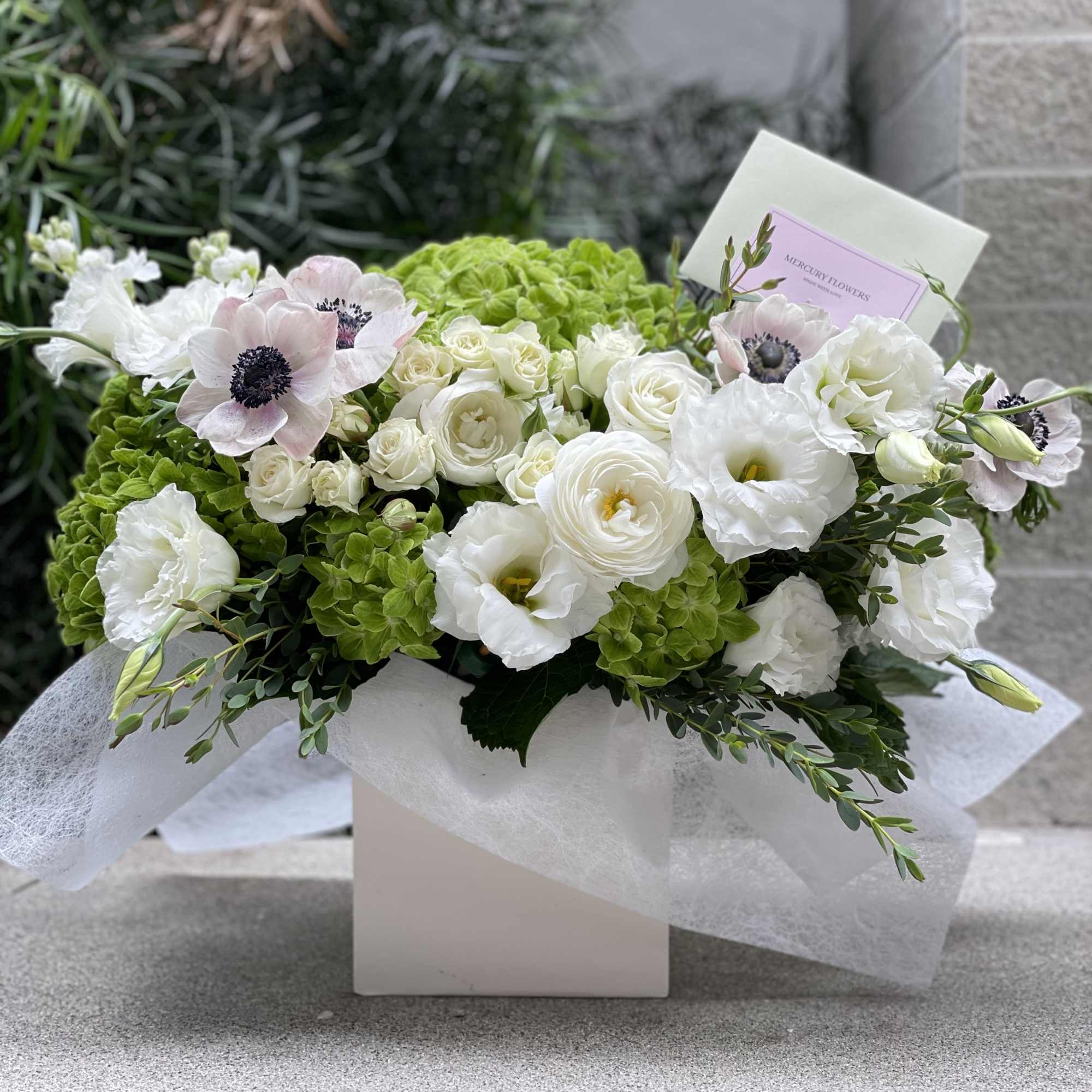Box N.3 Green hydrangea with garden roses and amazing anemones
