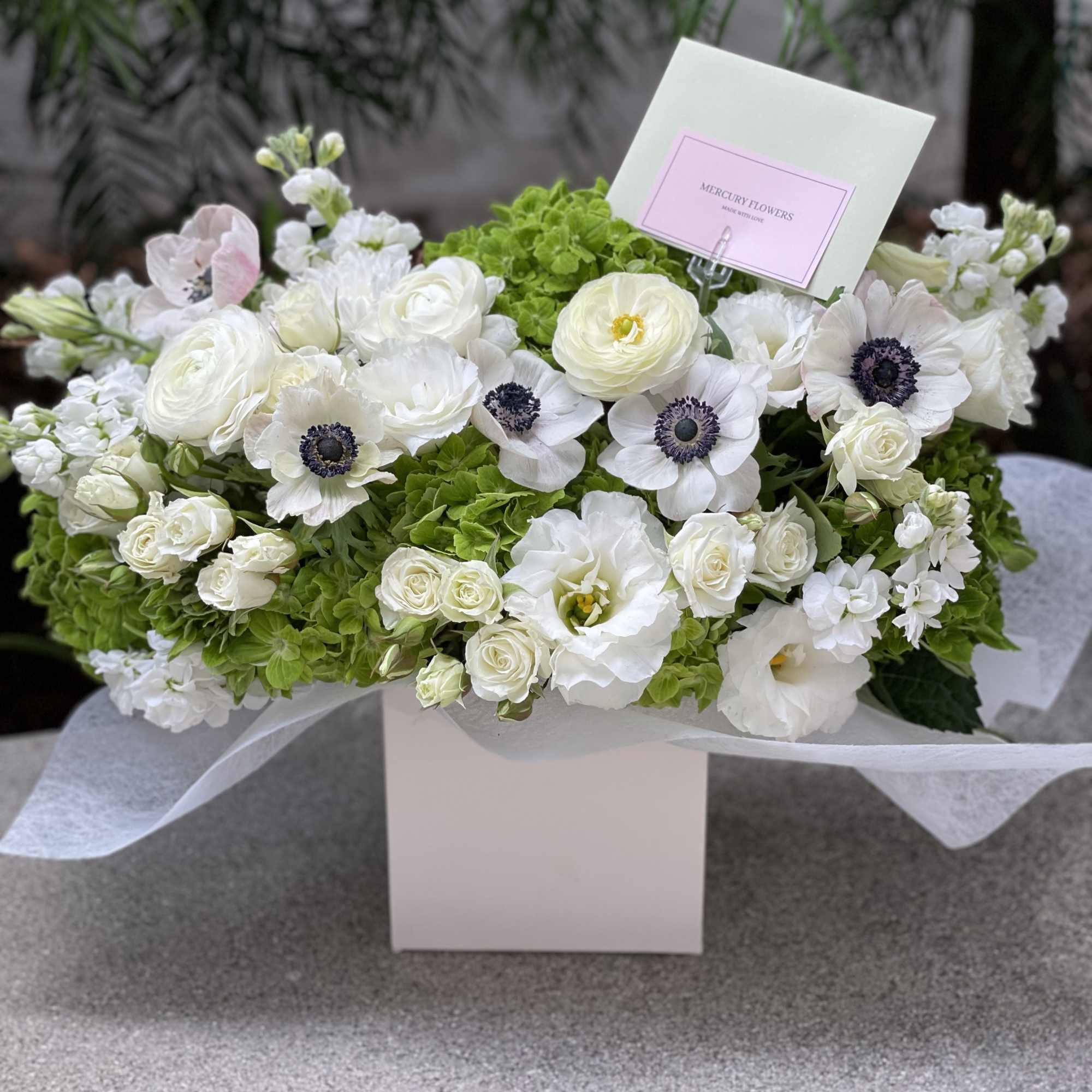 Box N.3 Green hydrangea with garden roses and amazing anemones
