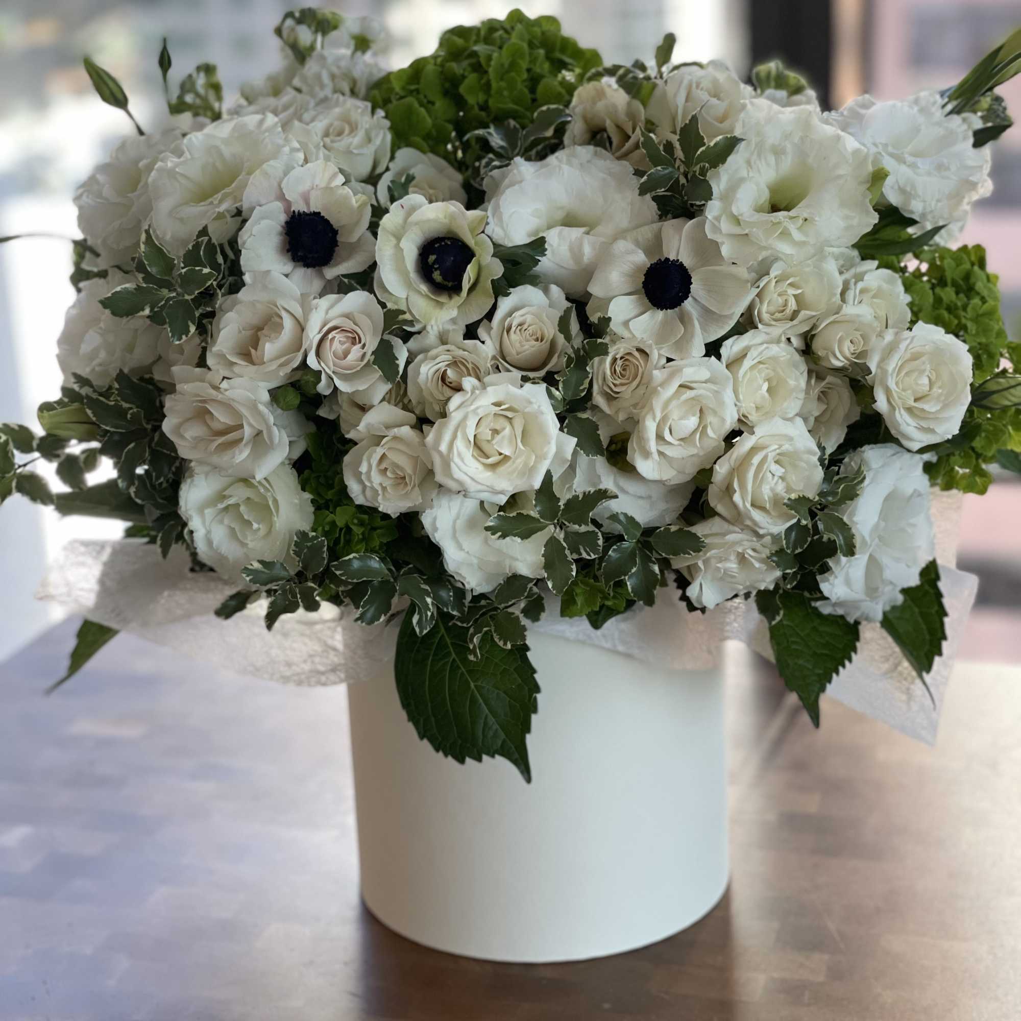 Box N.3 Green hydrangea with garden roses and amazing anemones
