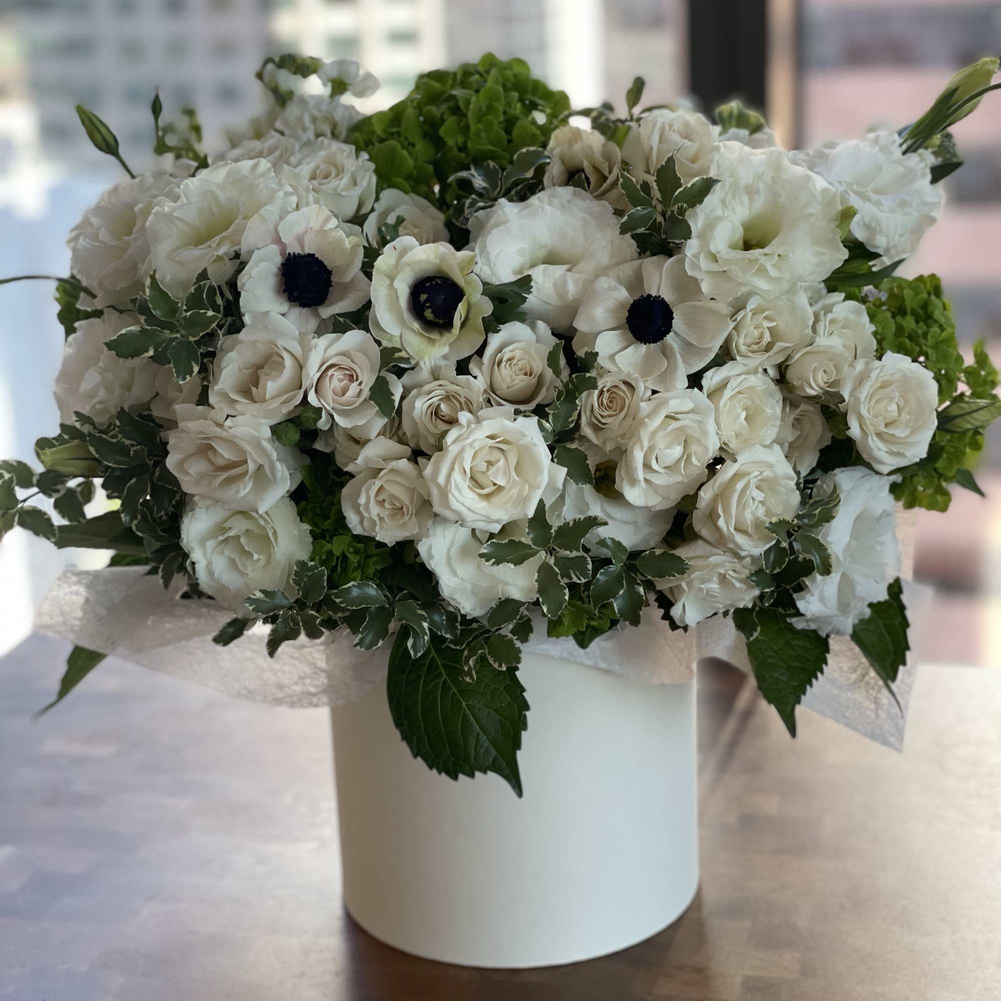 Box N.3 Green hydrangea with garden roses and amazing anemones
