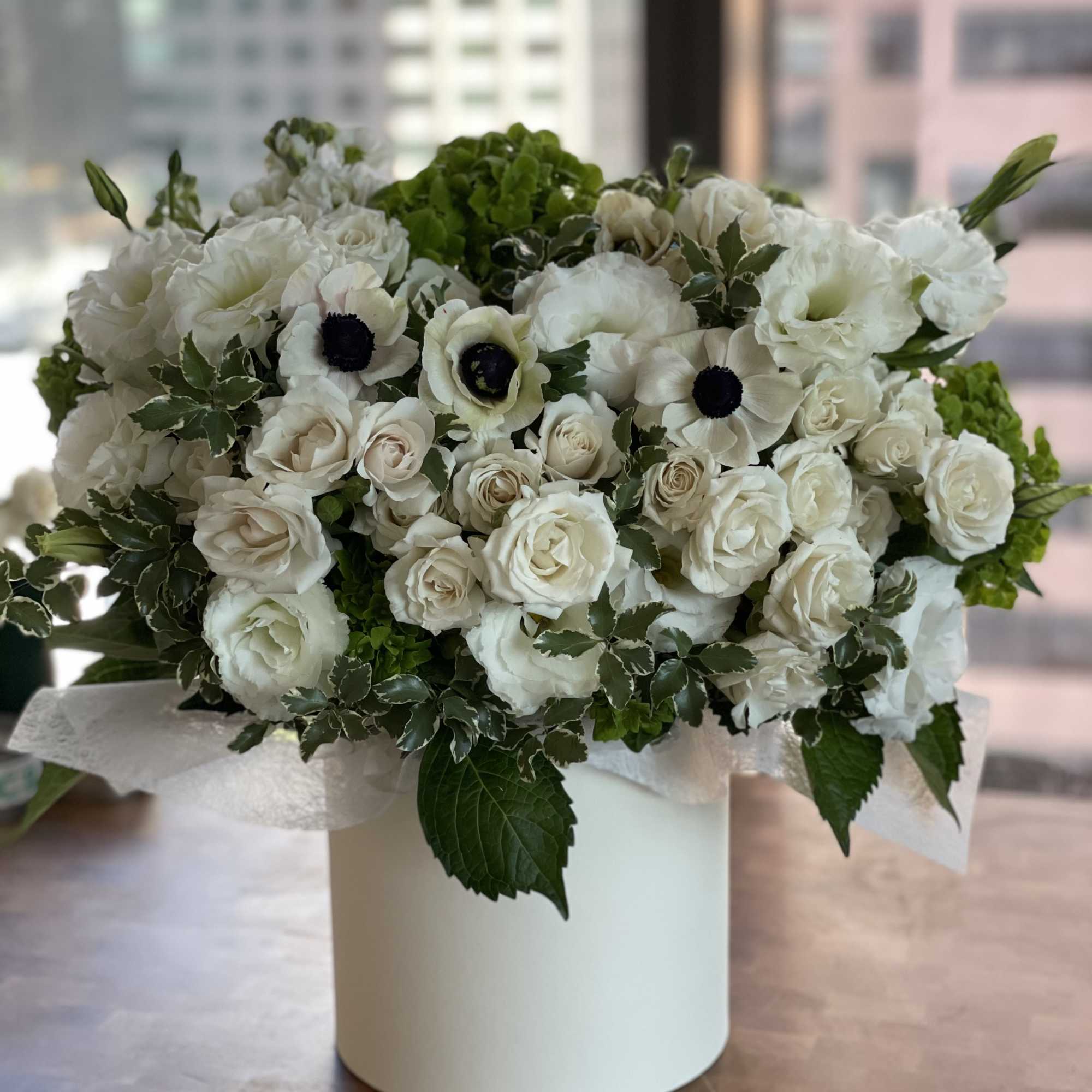 Box N.3 Green hydrangea with garden roses and amazing anemones

