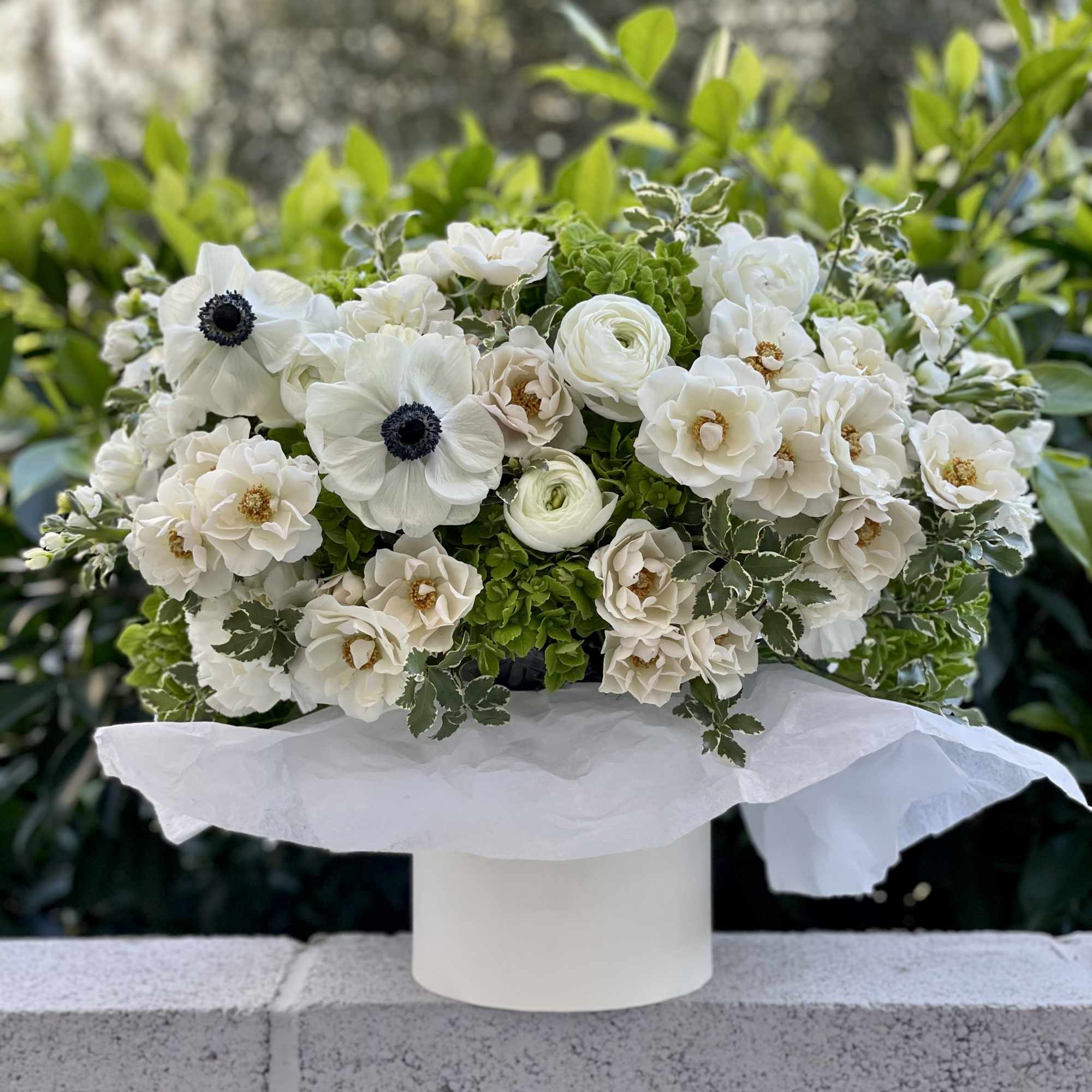Box N.3 Green hydrangea with garden roses and amazing anemones
