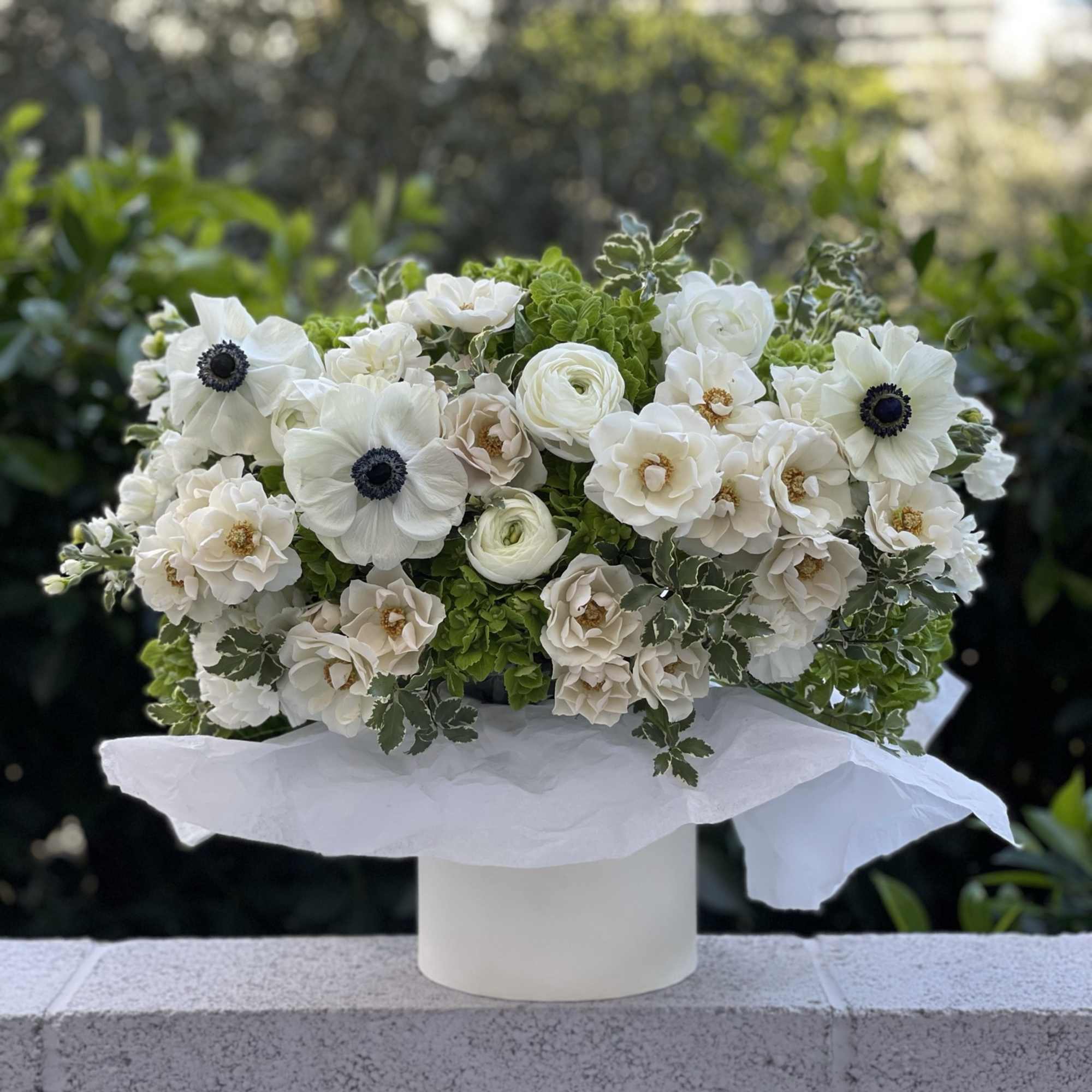 Box N.3 Green hydrangea with garden roses and amazing anemones
