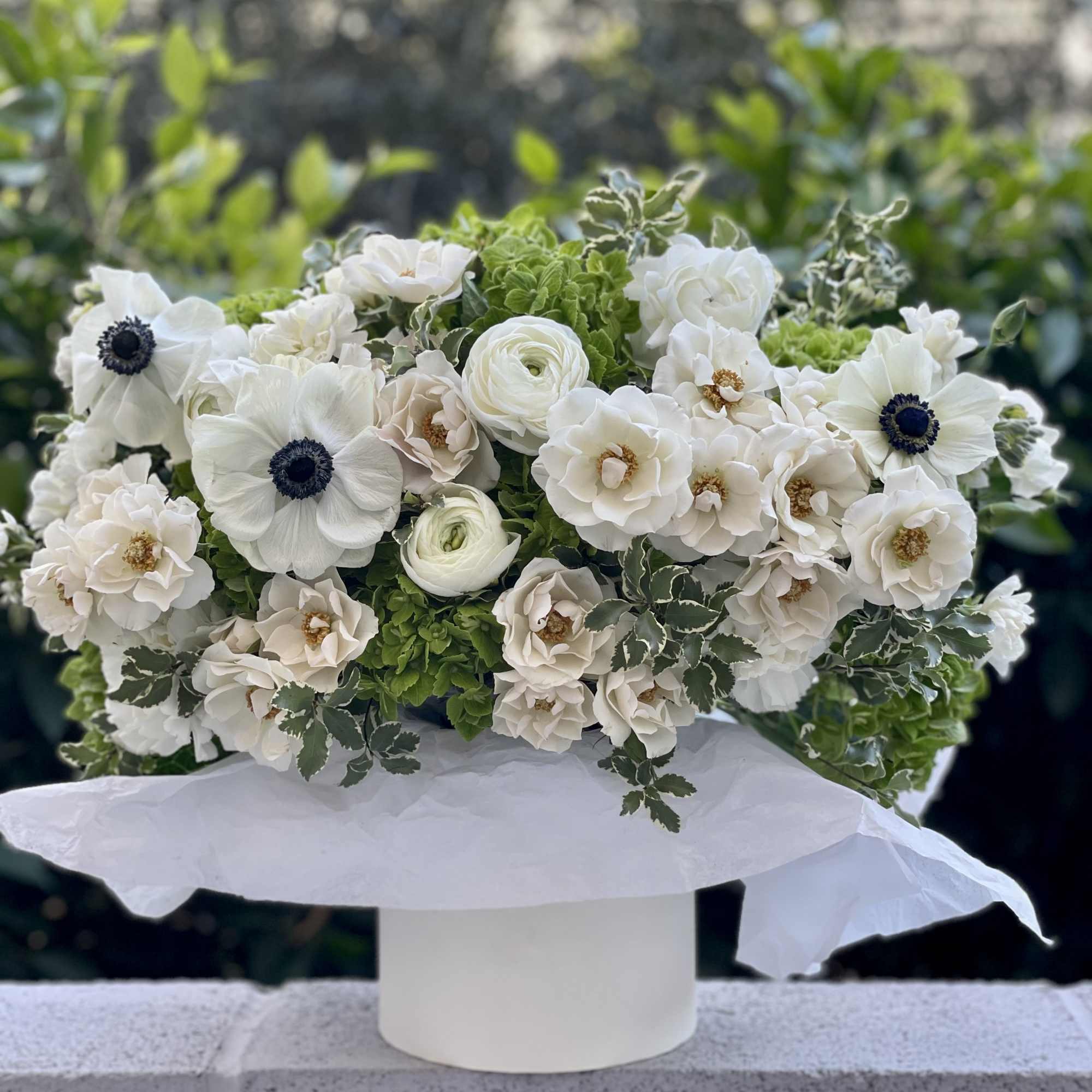 Box N.3 Green hydrangea with garden roses and amazing anemones
