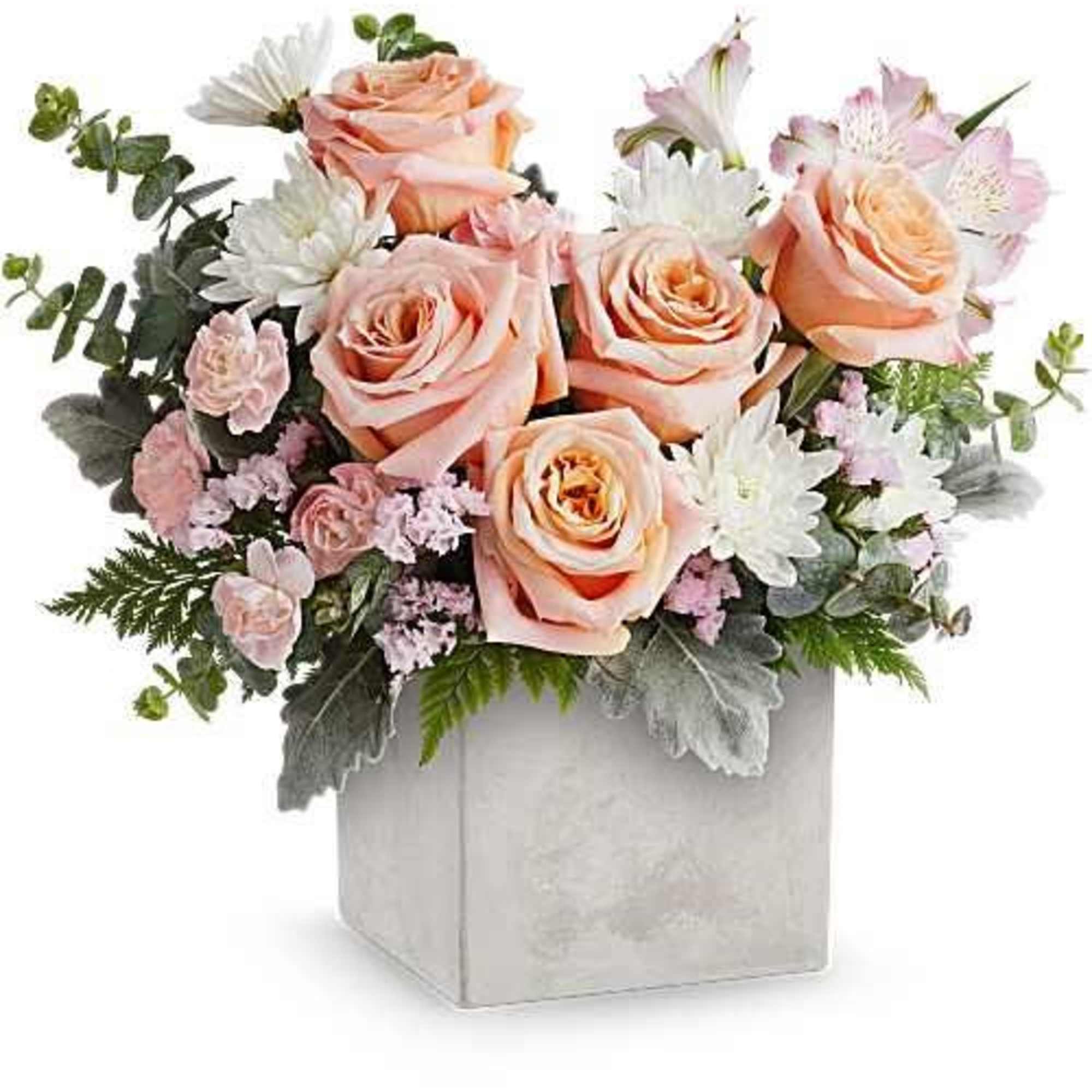 Peach and blush roses cue a soft, romantic first impression in this