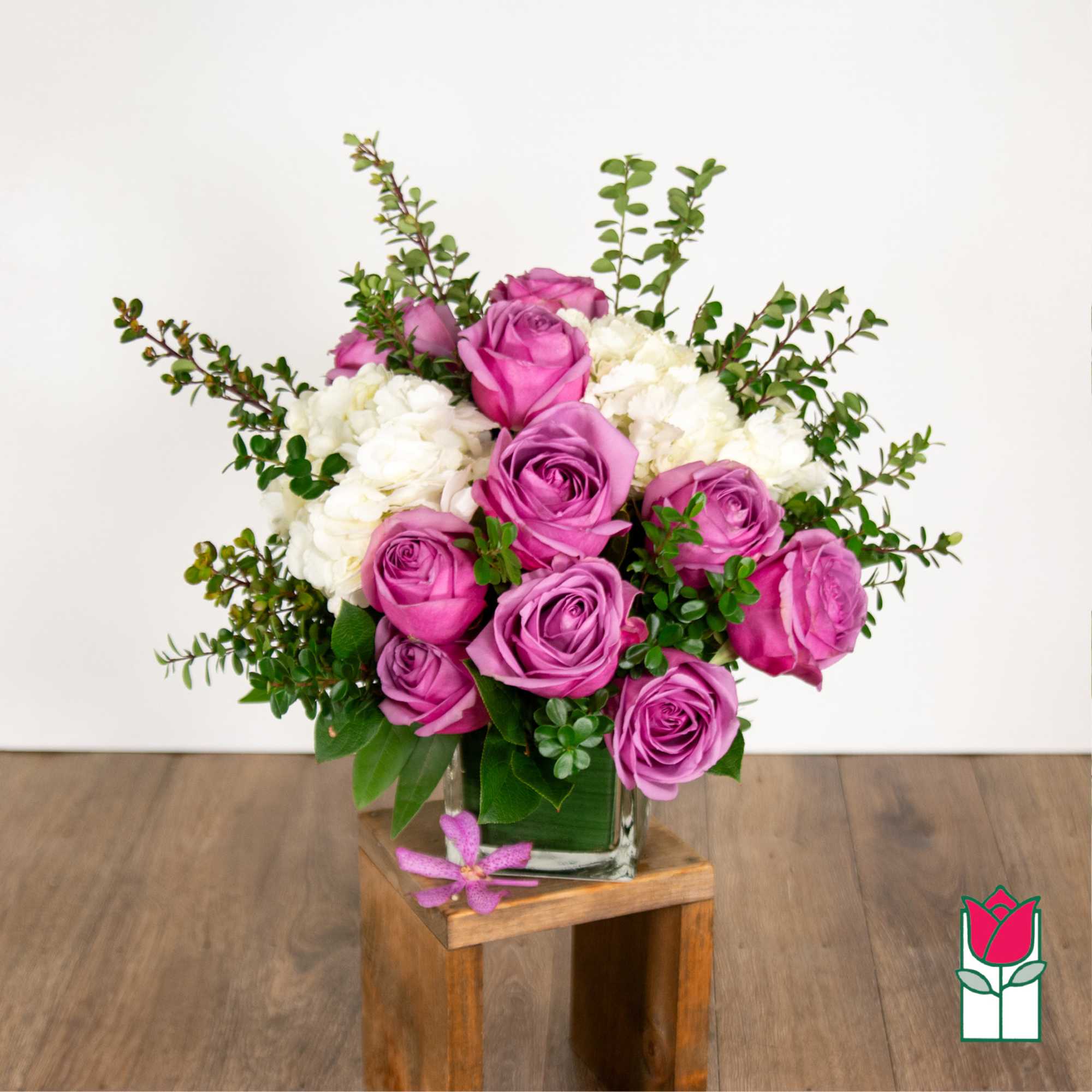Pink roses and white hydrangeas in a glass vase