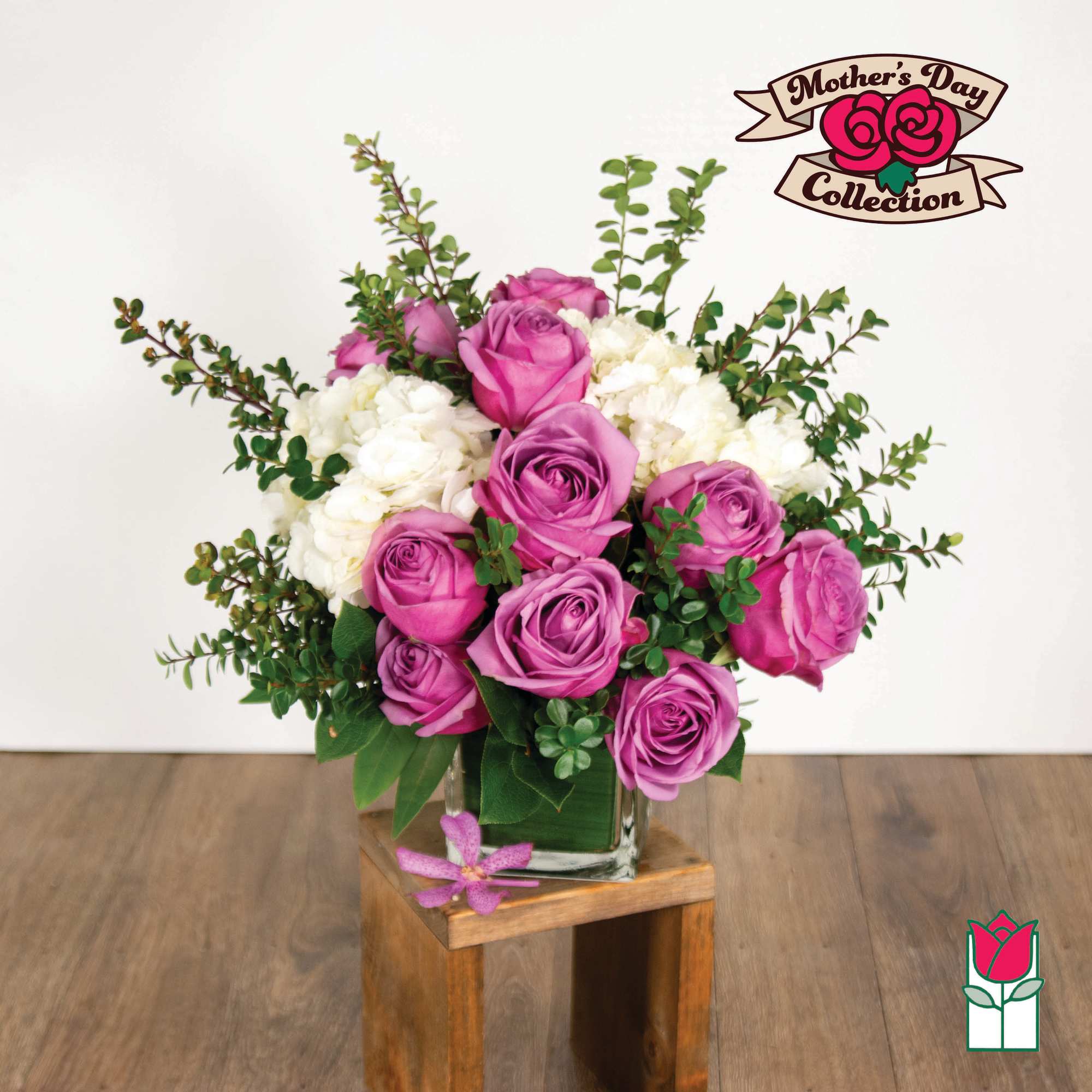 Pink roses and white hydrangeas in a glass vase