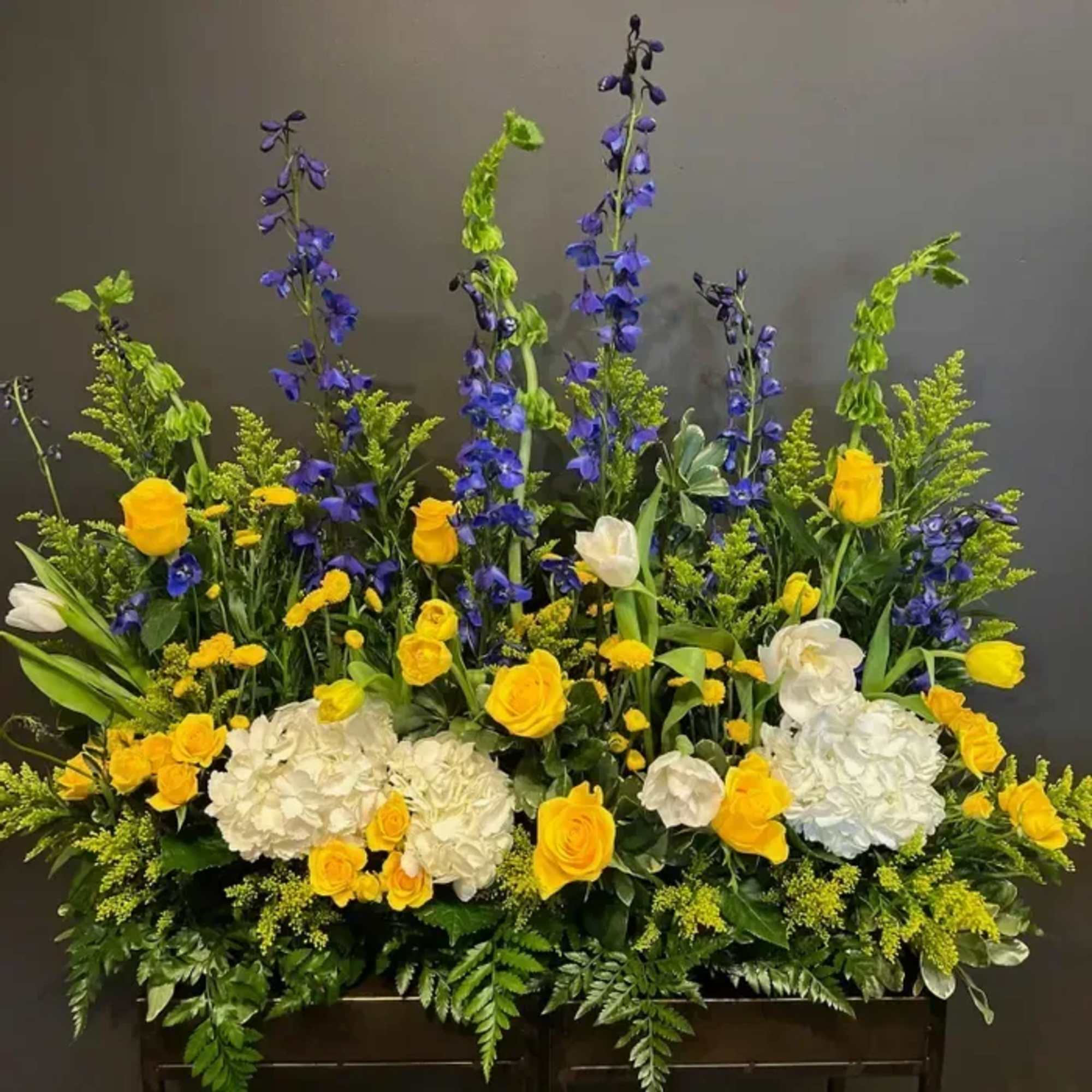 The most abundant expression of our meadow design.
An artful, front-facing composition that